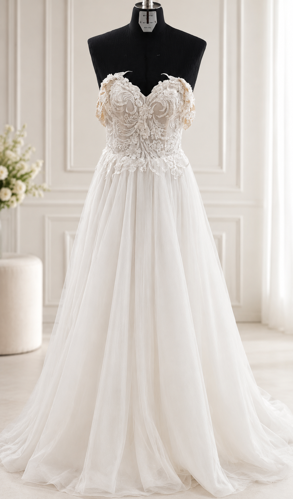 Sposa curvy in abito bianco sartoriale su misura