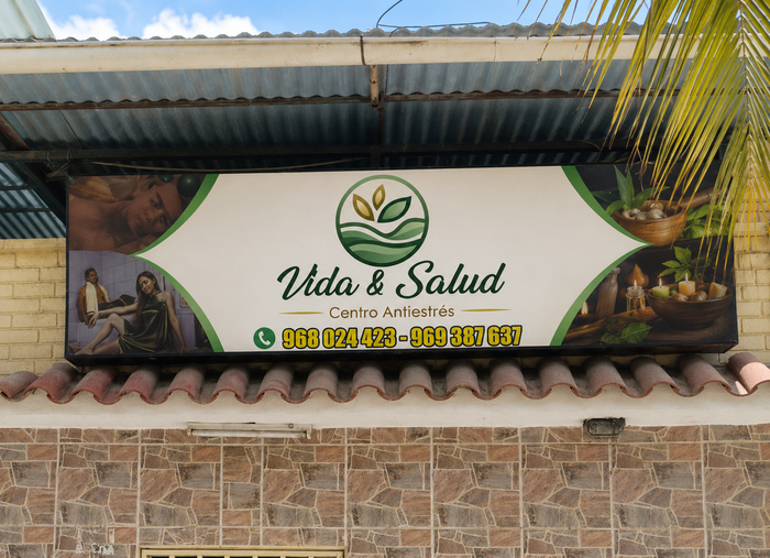 Letrero de la tienda “Vida y Salud” con logotipo de hoja verde y número de teléfono sobre la pared de azulejos.