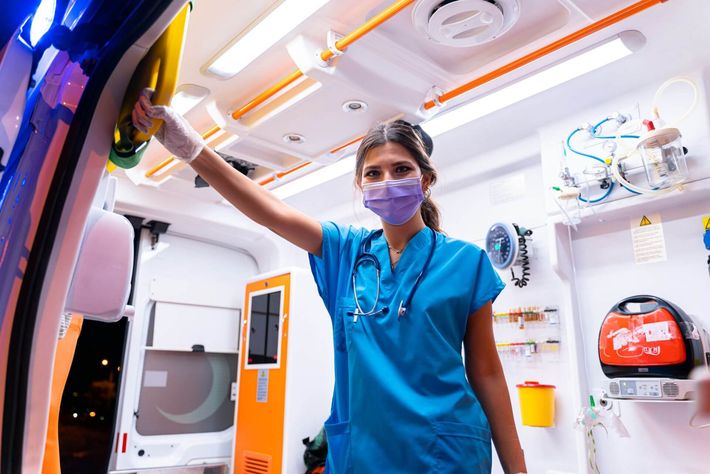 personale infermieristico in ambulanza