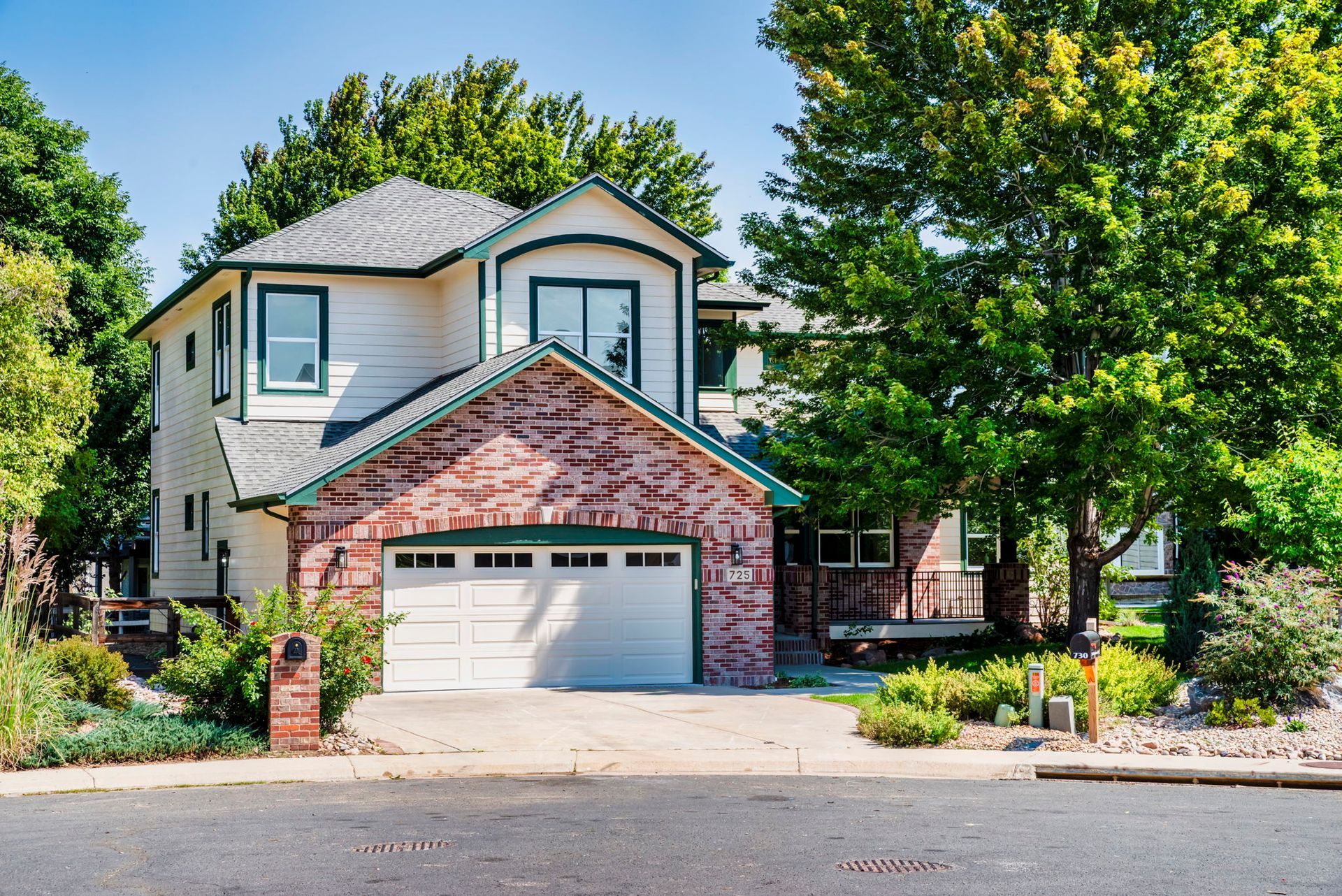 725 Pinehurst Ct