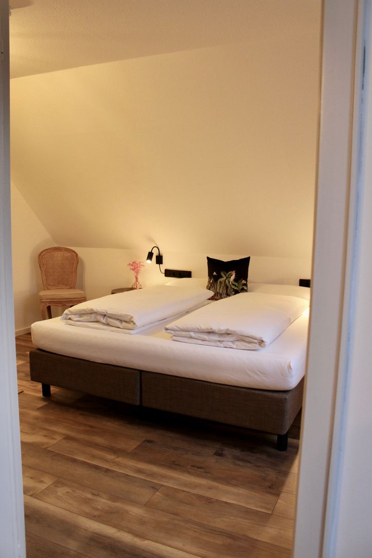 Triple Room with Kingsize bed and a chair.