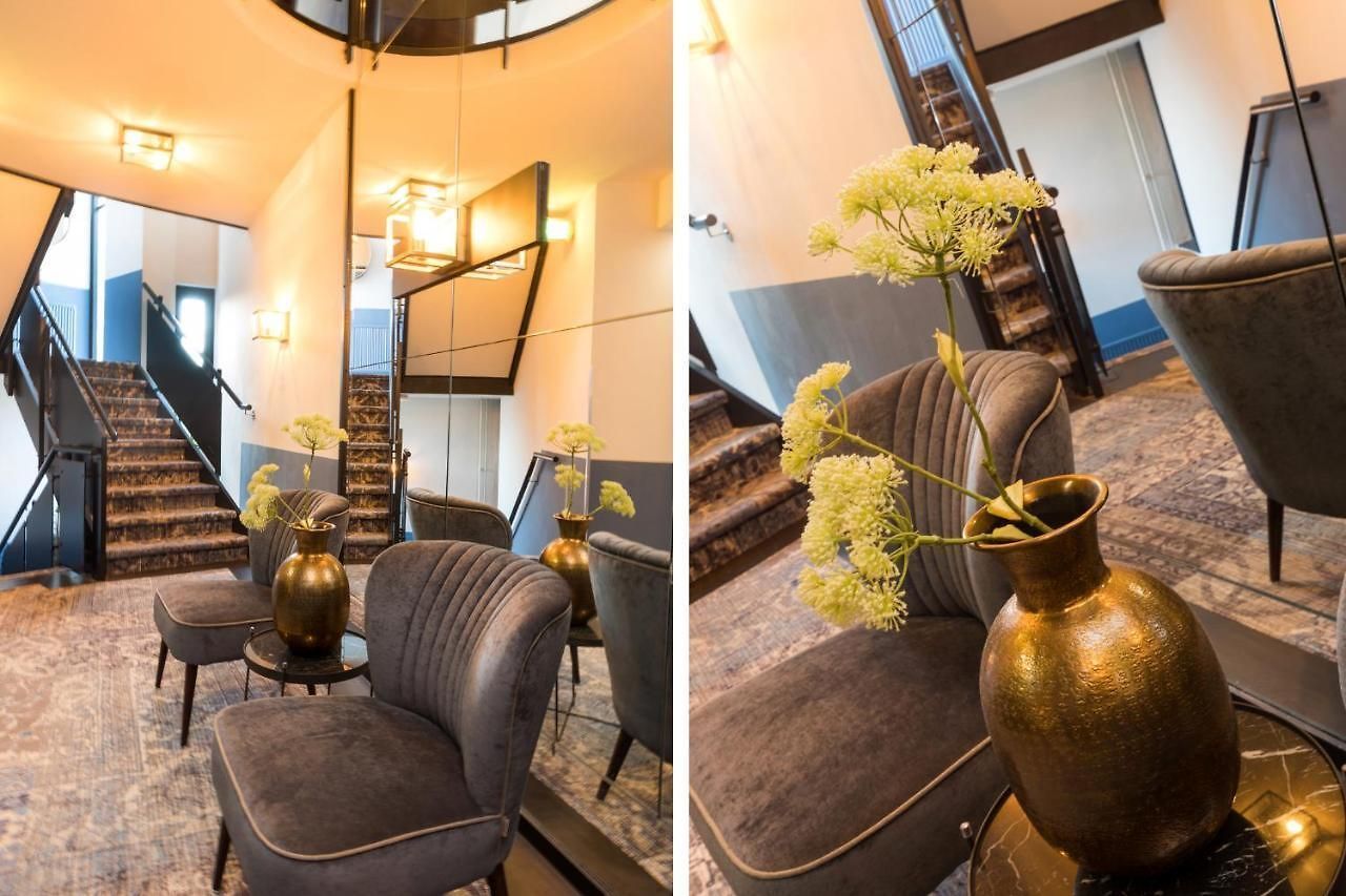 Er zijn twee foto's van een woonkamer met stoelen en vazen.