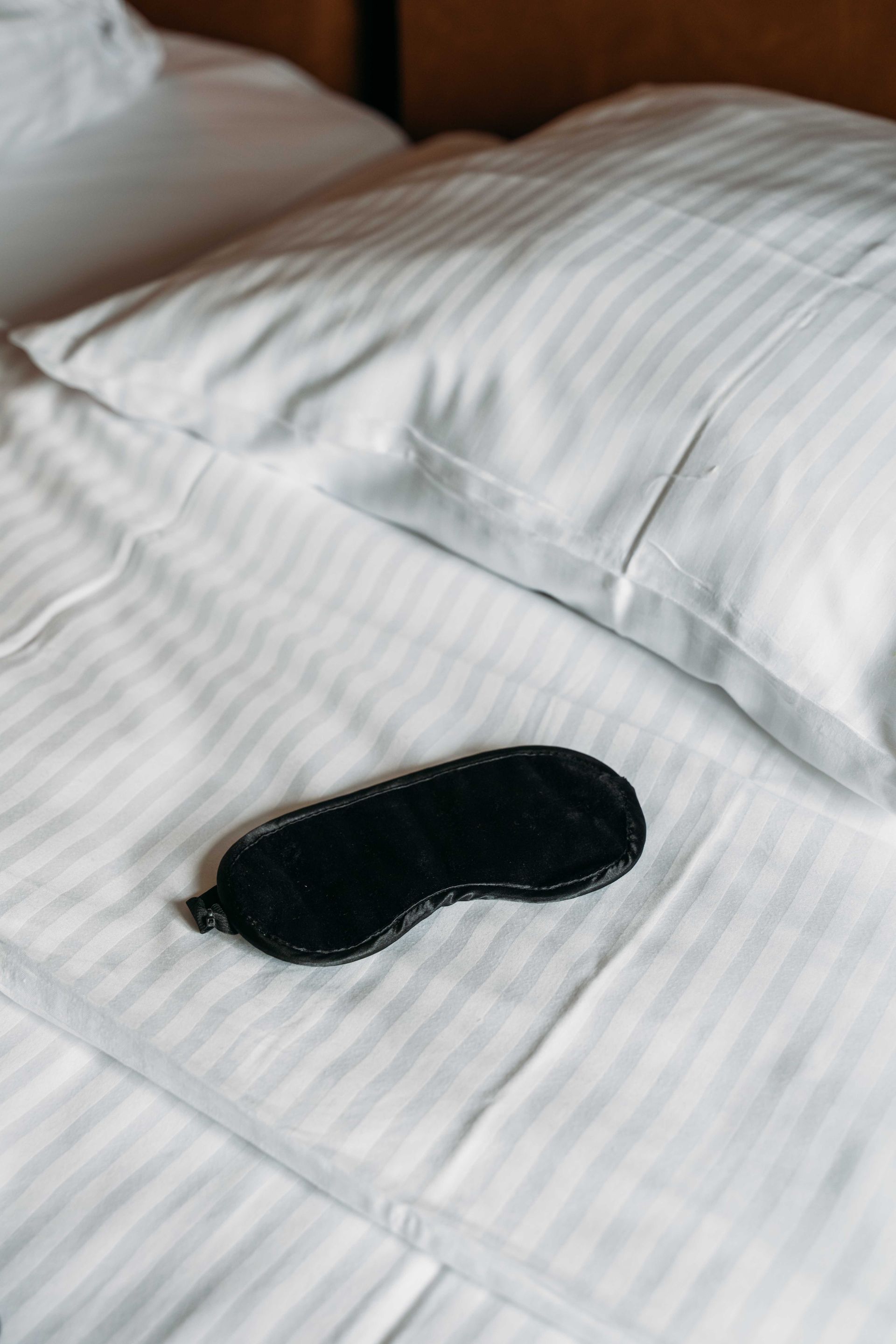 Een hotelkamer met een eenpersoonsbed en een foto van de skyline van een stad aan de muur.
