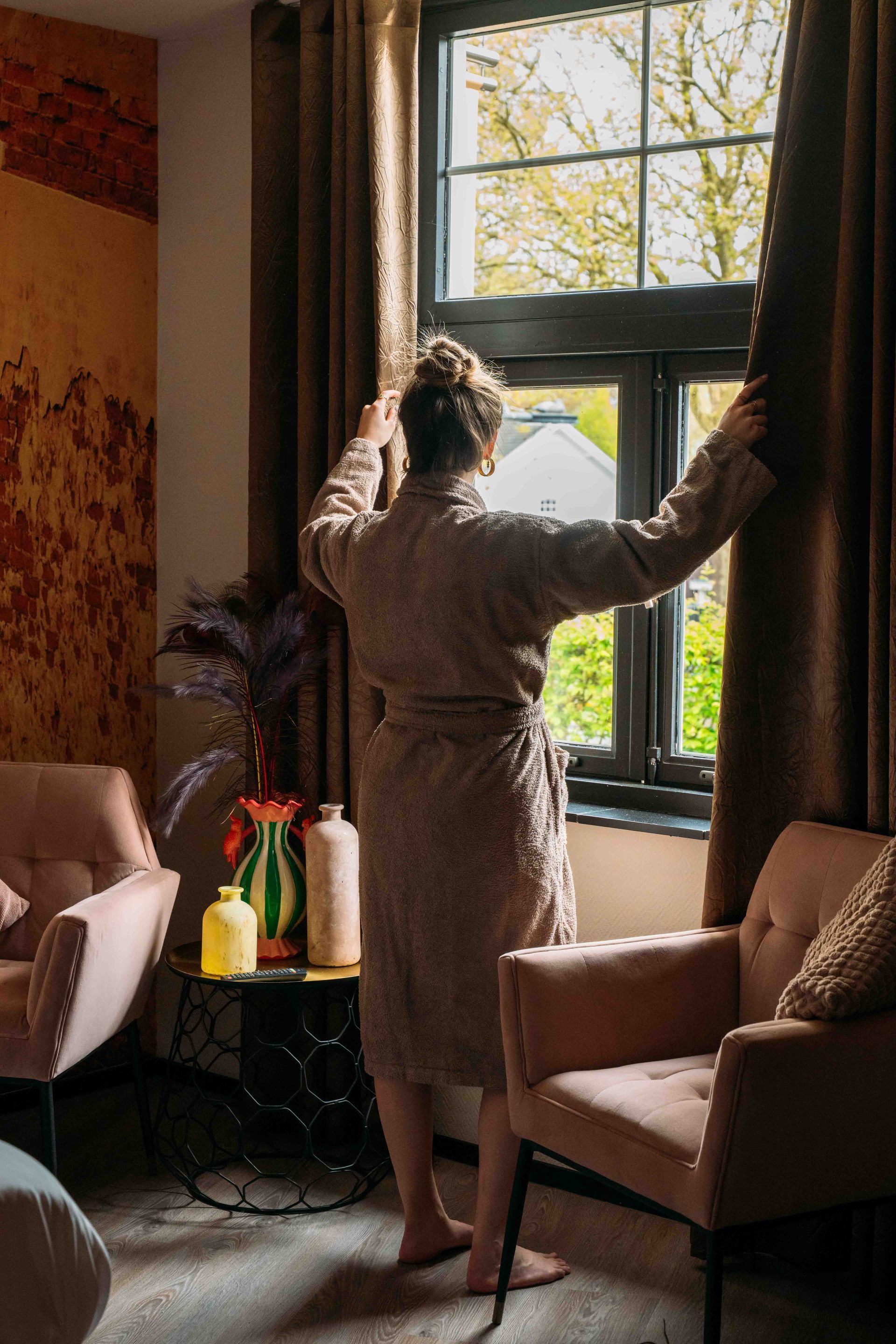 Een hotelkamer met twee bedden en een schilderij aan de muur.