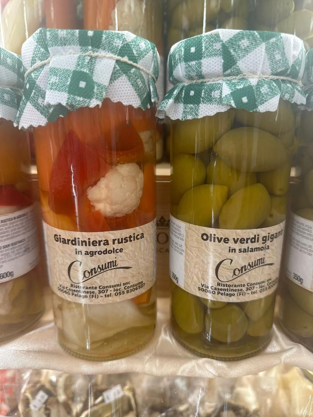 vasi di giardiniera in agrodolce e olive in salamoia consumi