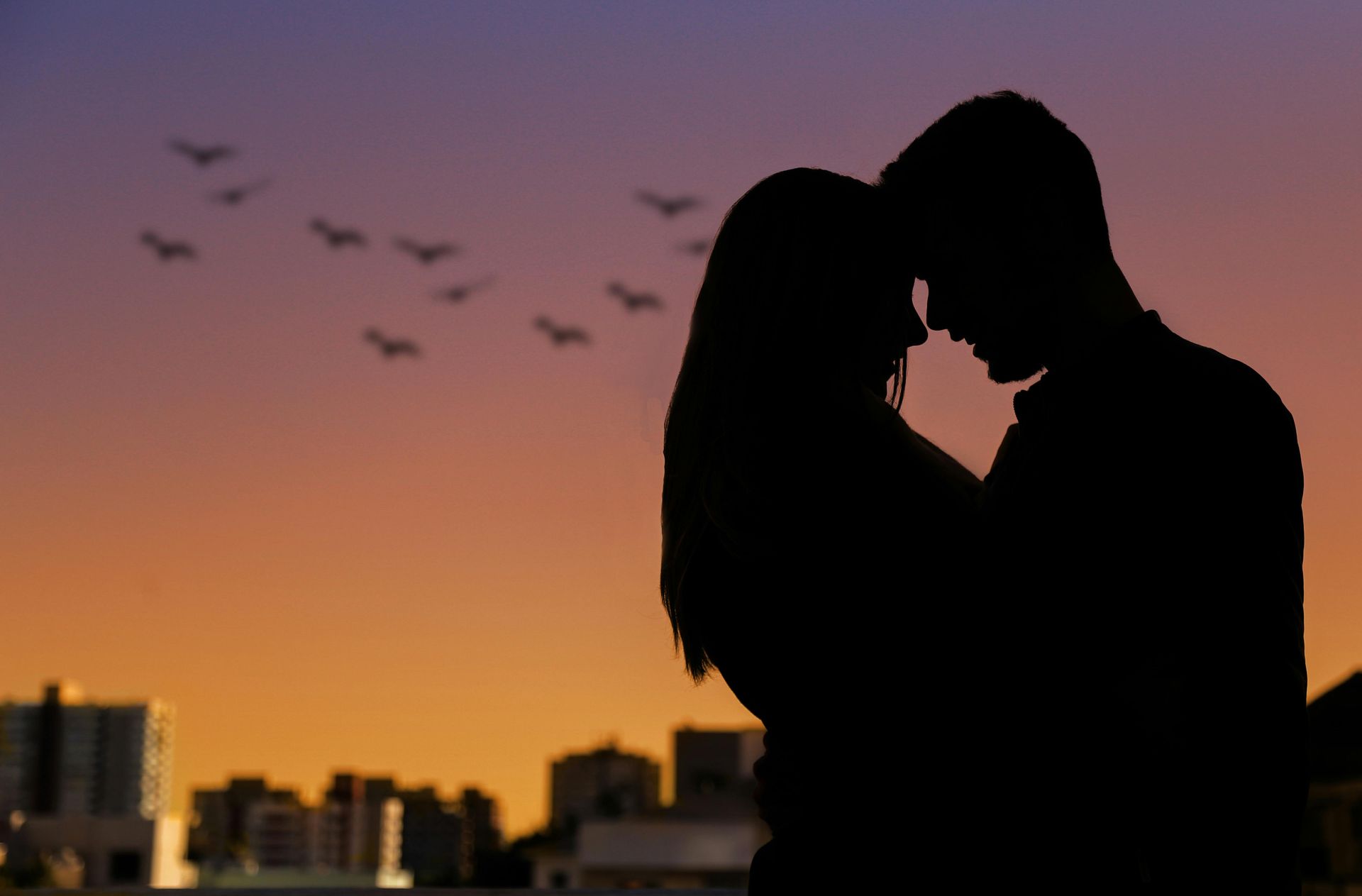 Coppia in silhouette al tramonto.