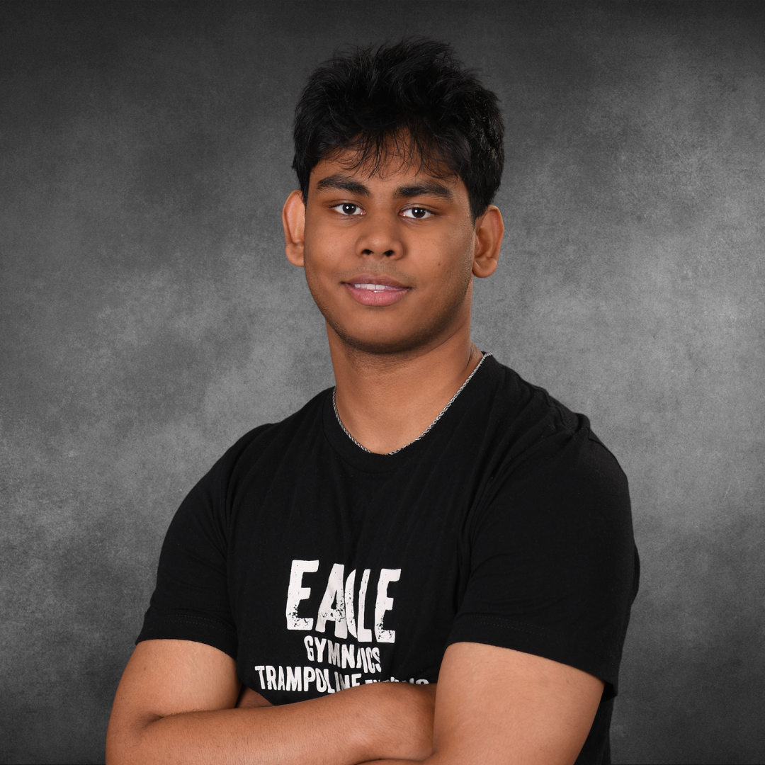 A young man wearing a black shirt that says eale