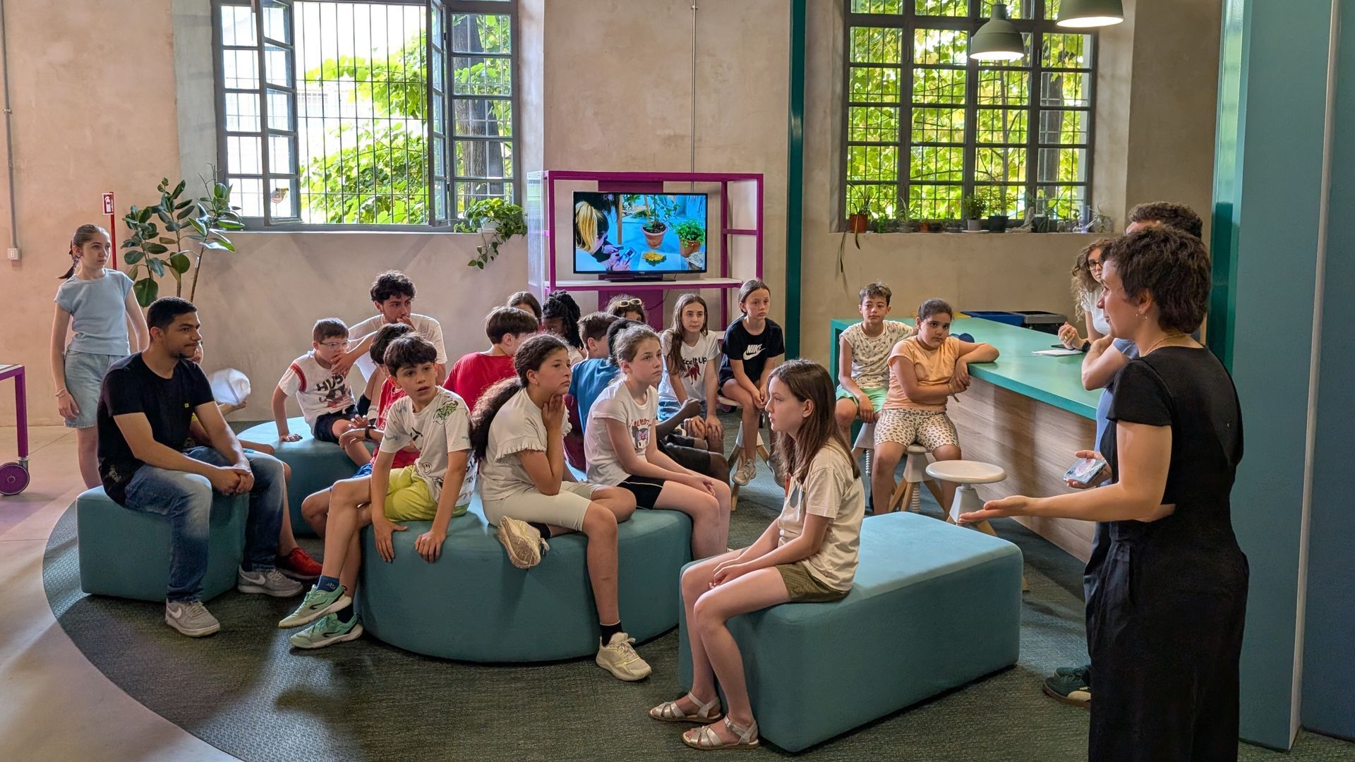 Bambini seduti sui divanetti