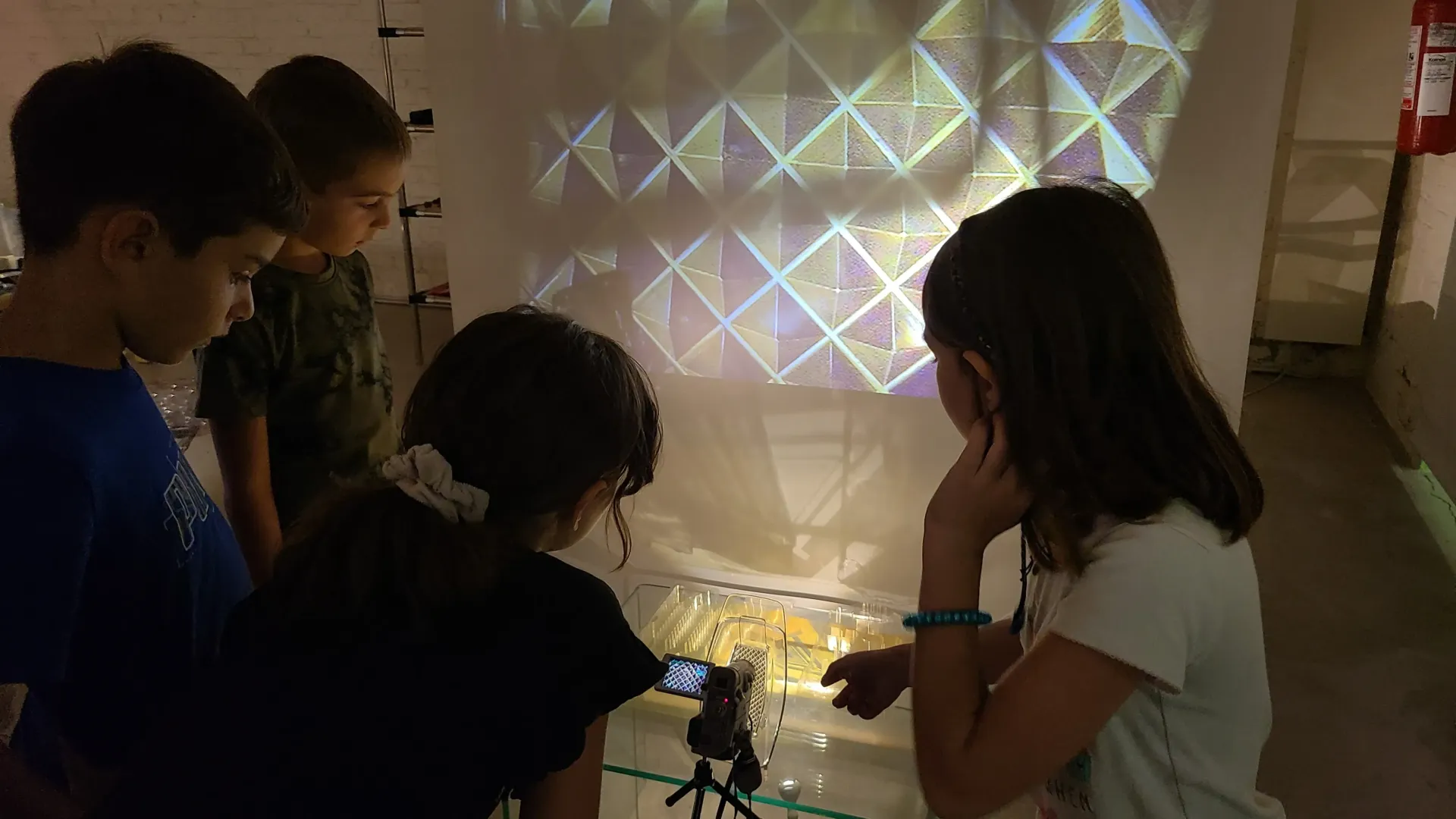 bambini che visitano il centro internazionale Loris Malaguzzi 