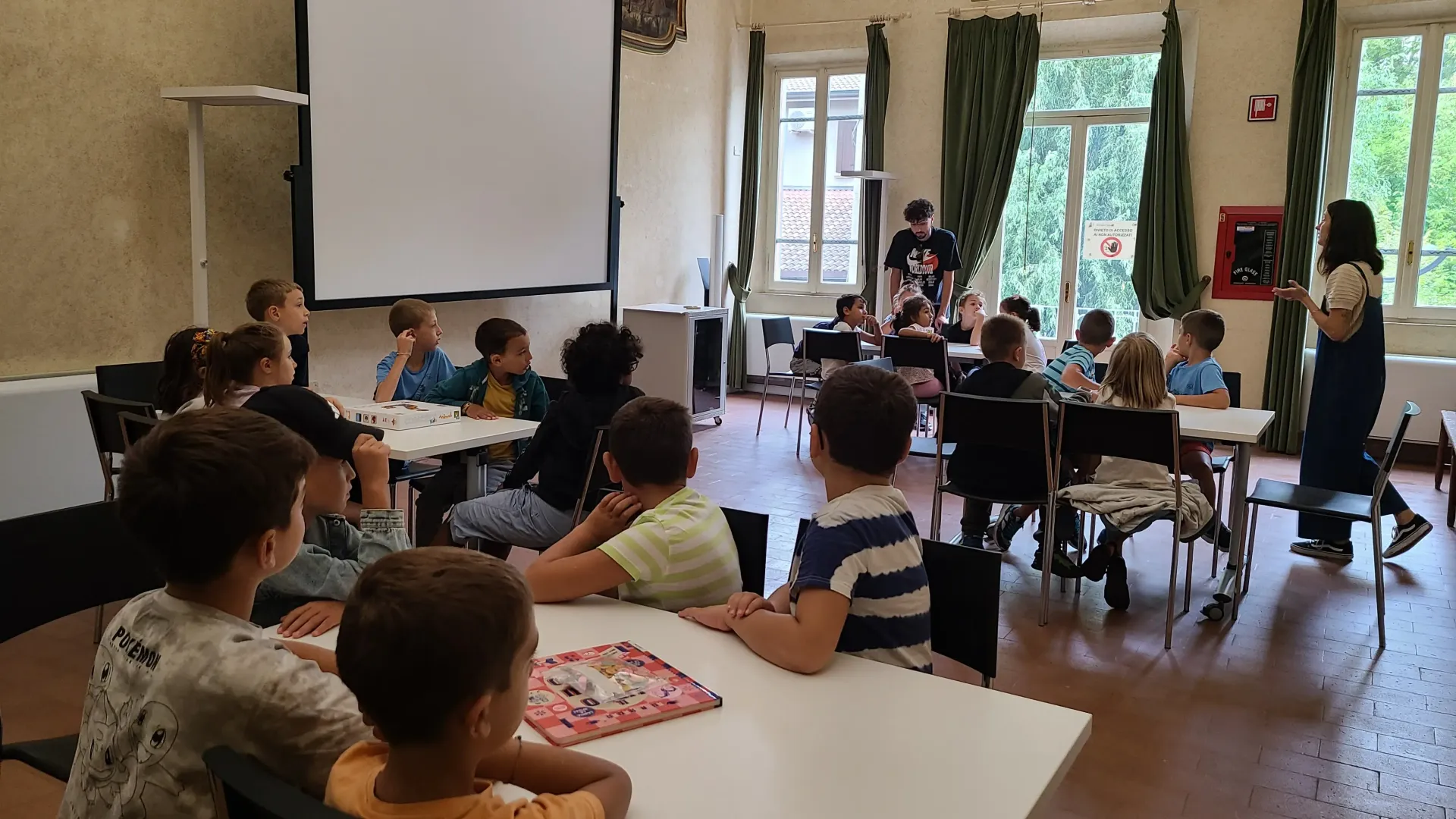 bambini e bambine in biblioteca