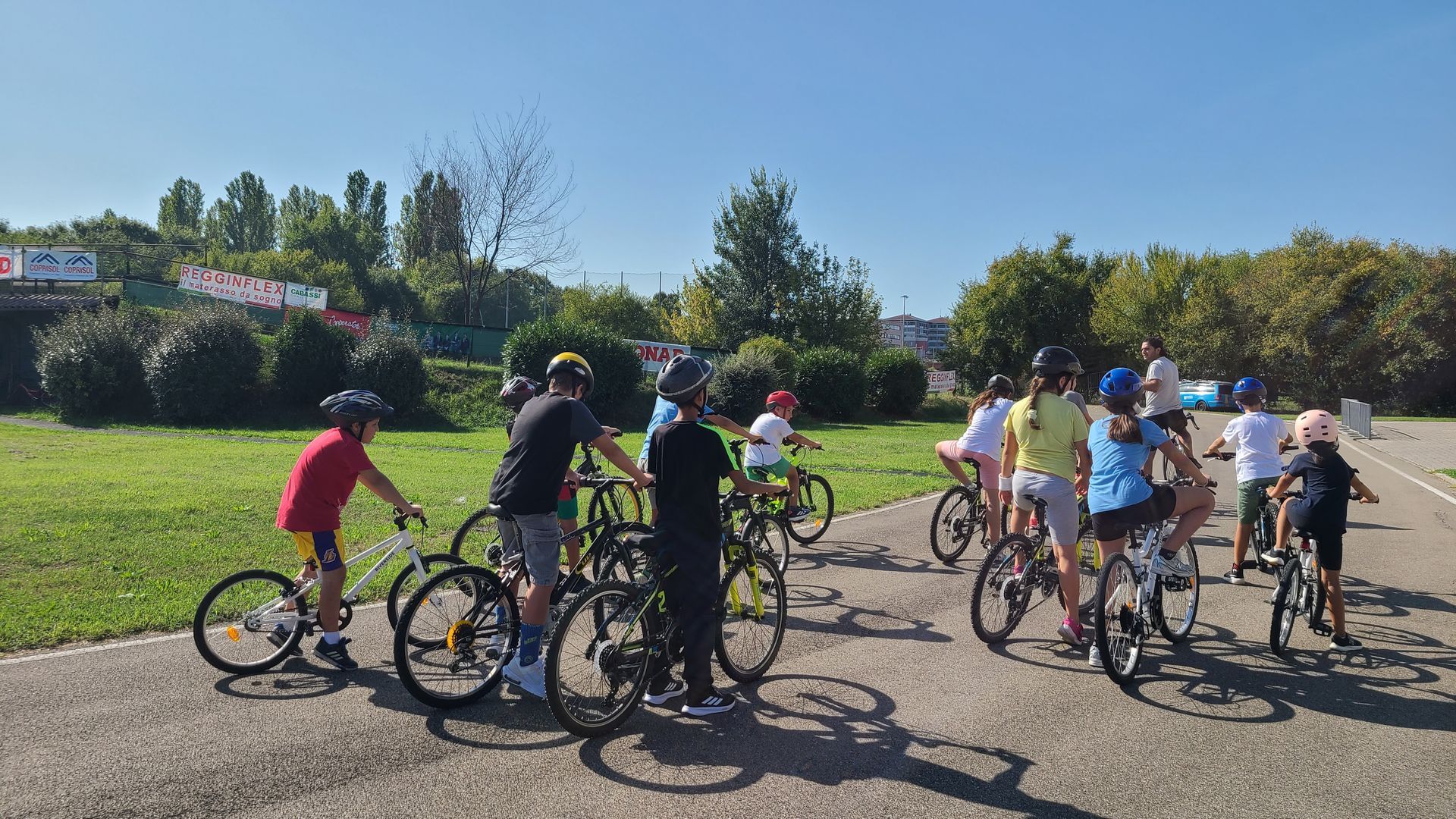 Bambini e bambine in bicicletta