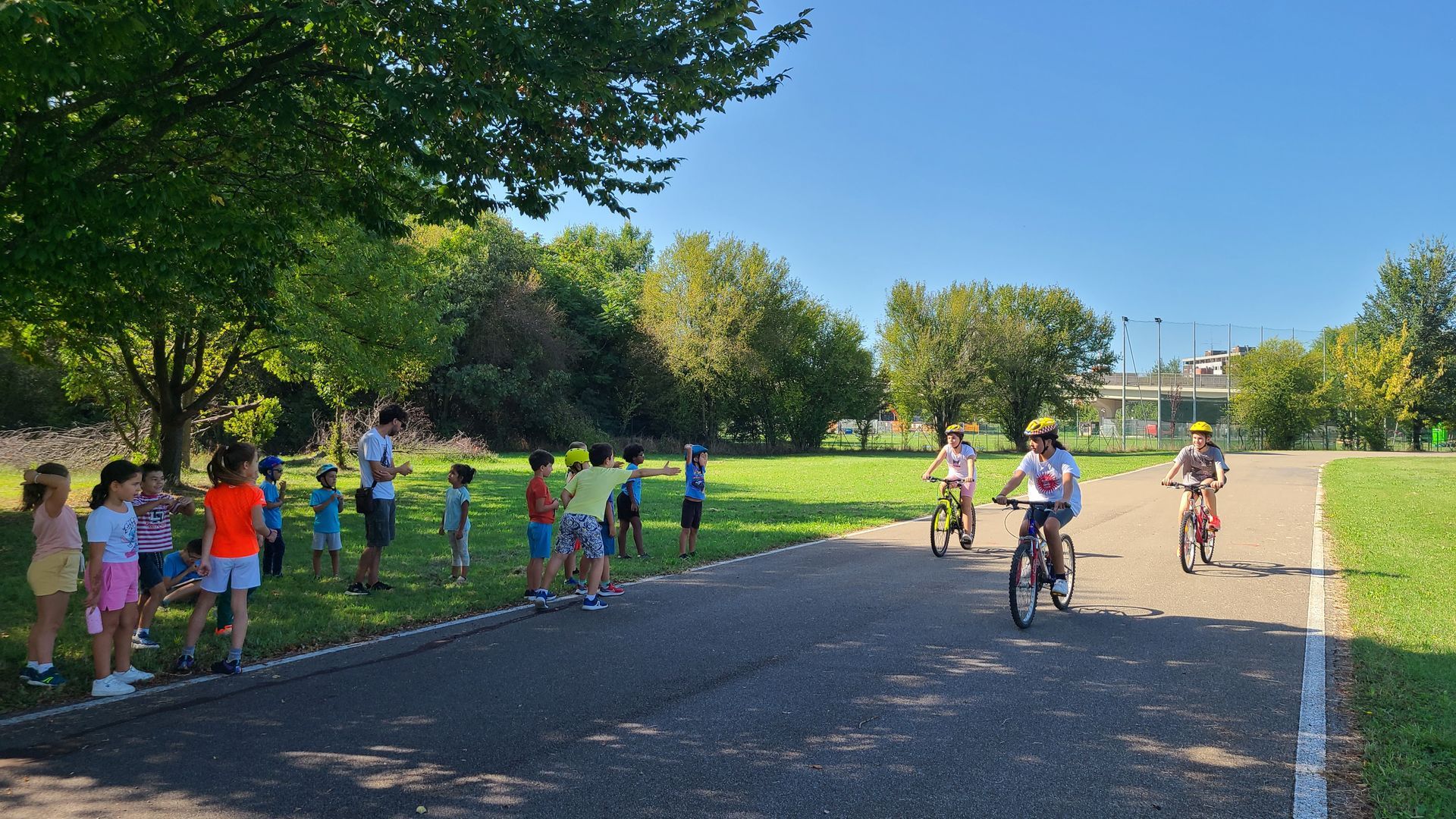 Bambini e bambine in bicicletta