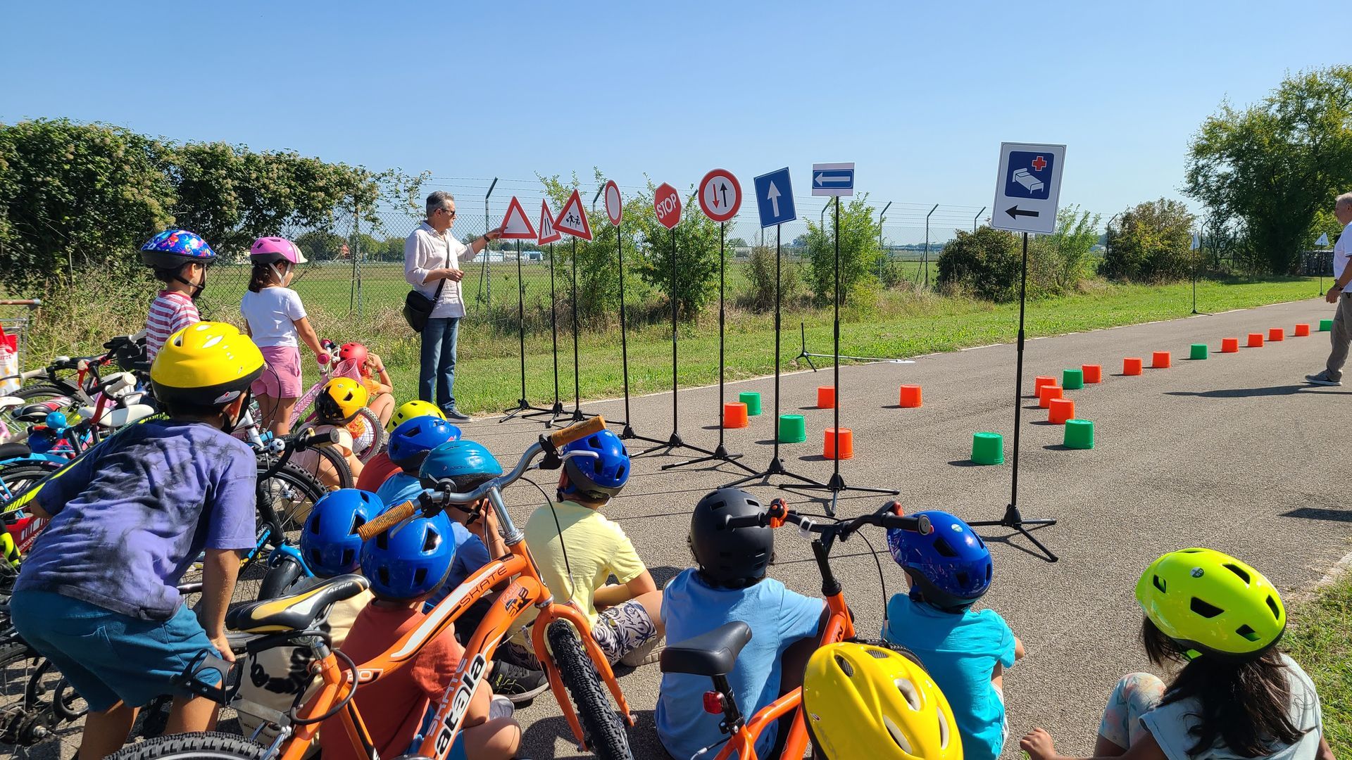 Bambini e bambine in bicicletta