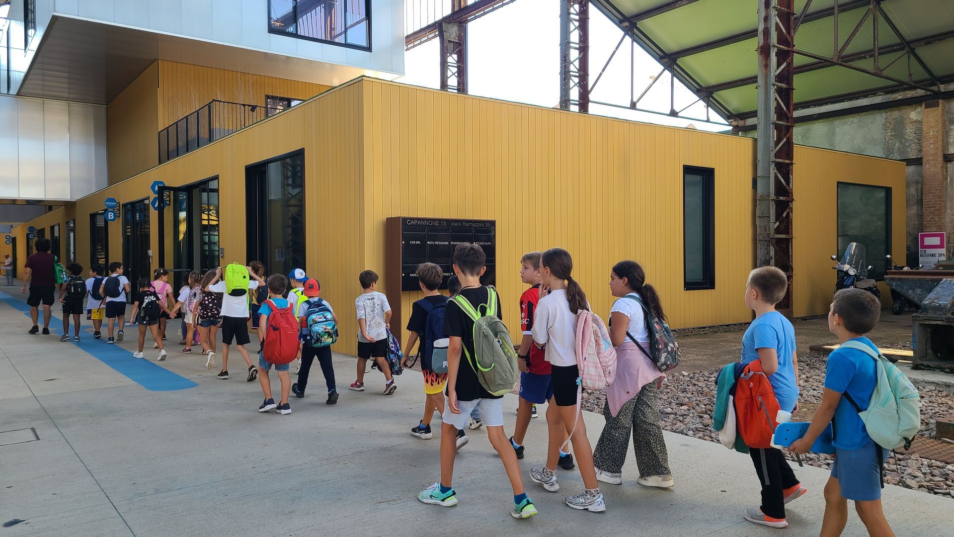bambini  e bambine che camminano  al tecnopolo 
