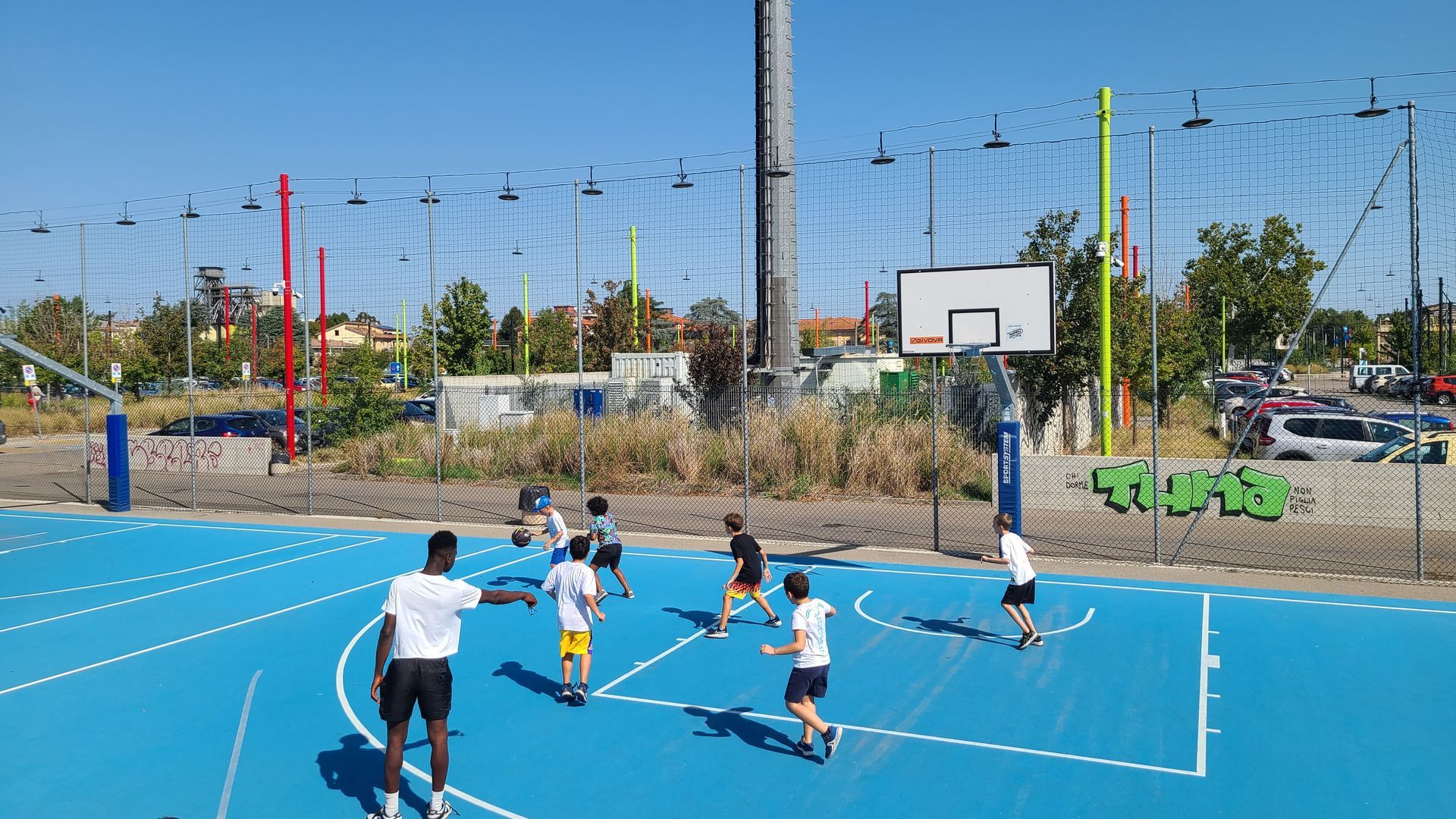bambini al campetto di basket