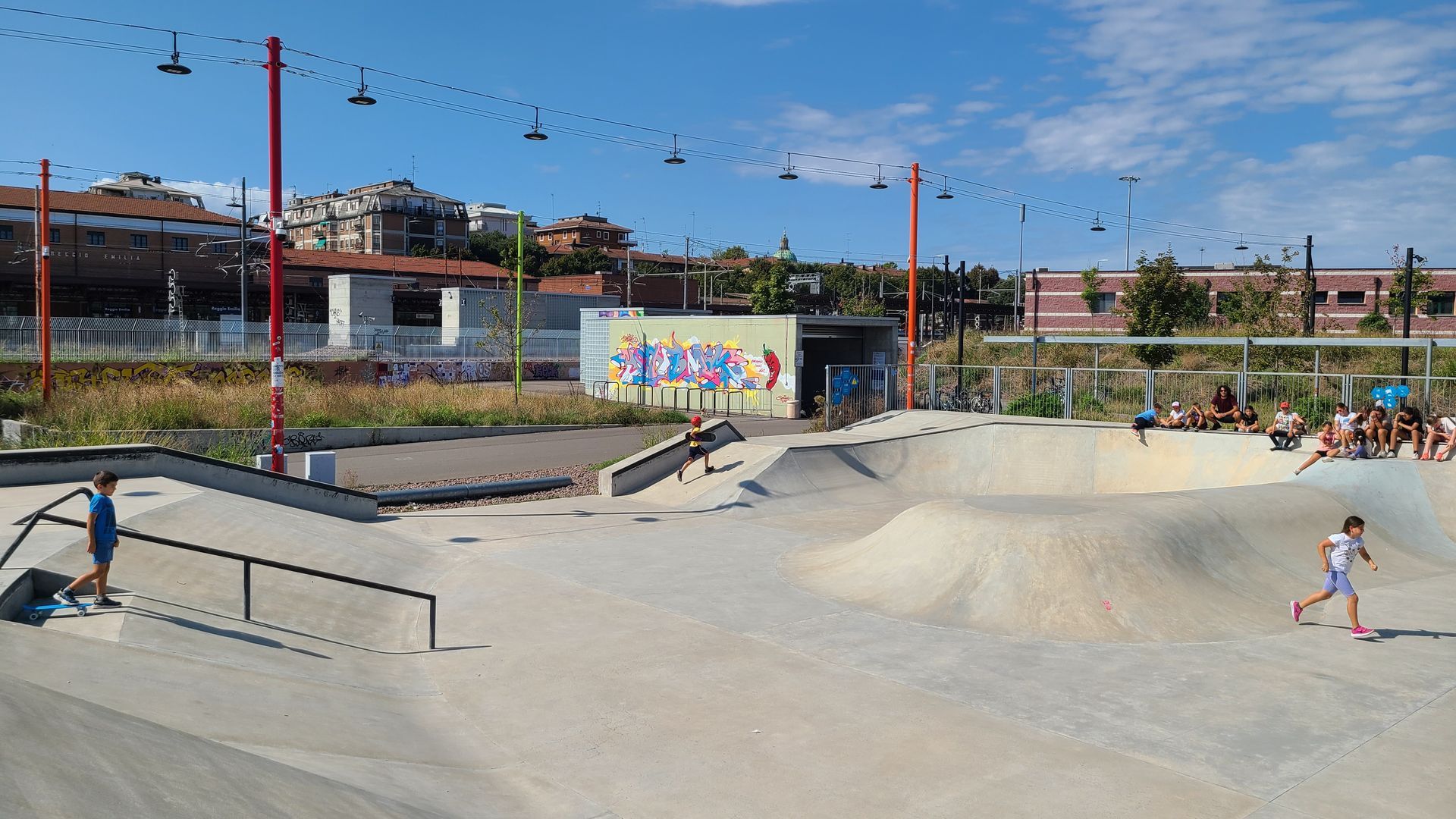 bambini e bambine allo skate park