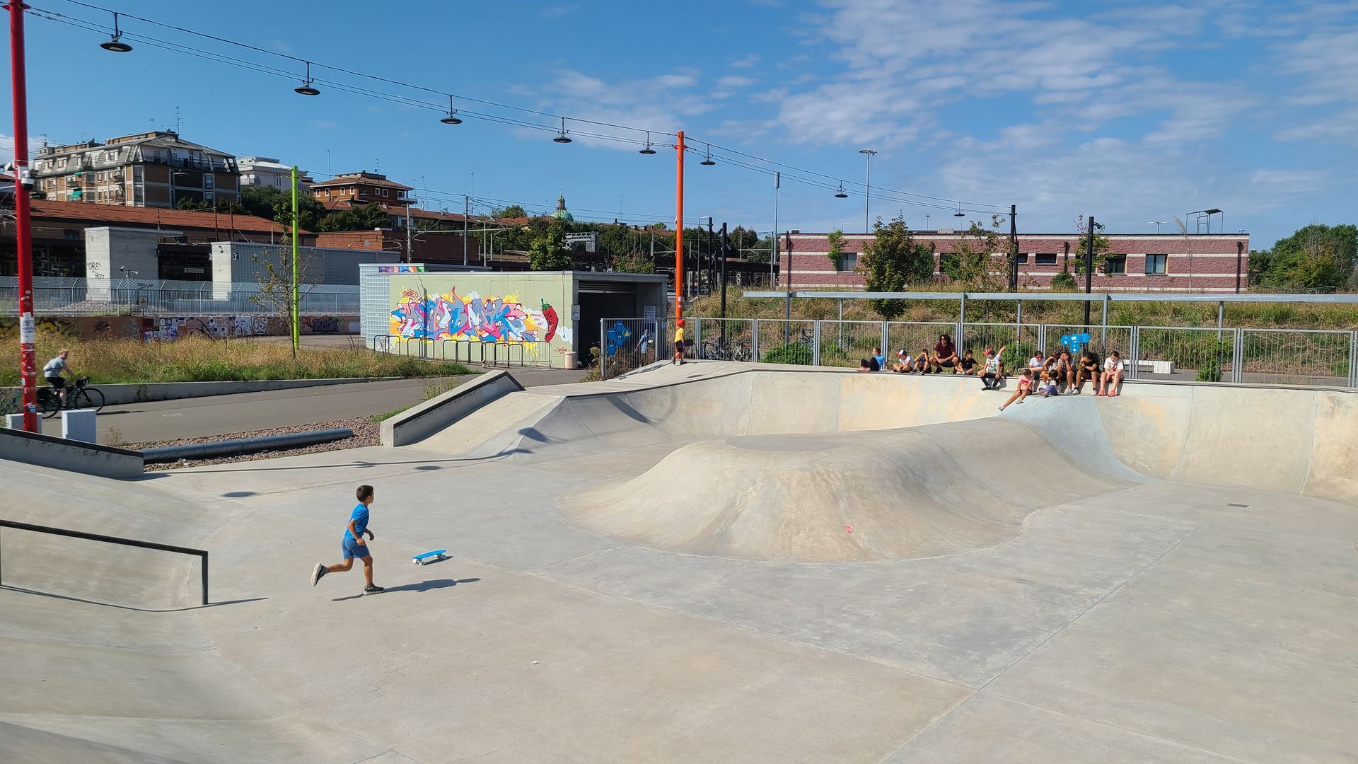 bambini e bambine allo skate park