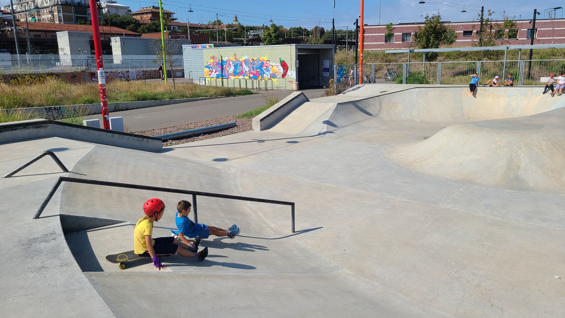 bambini e bambine allo skate park