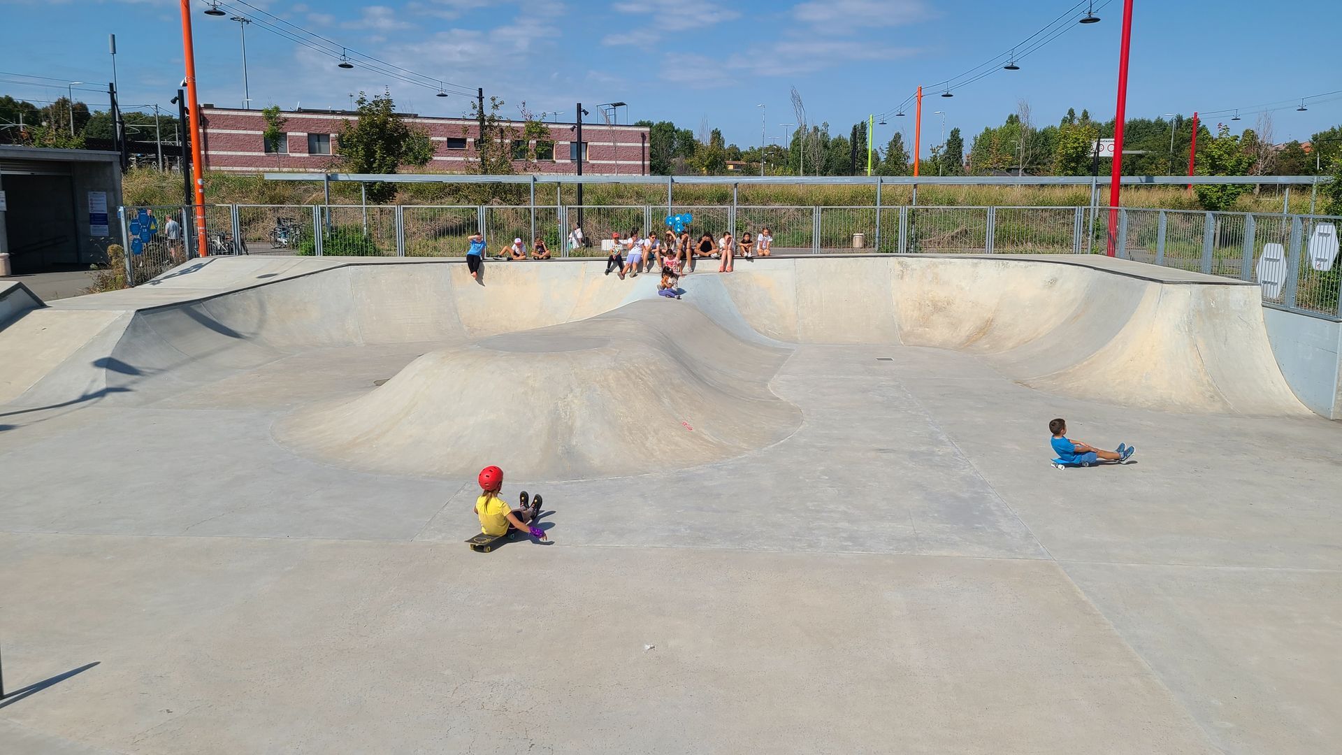 bambini e bambine allo skate park