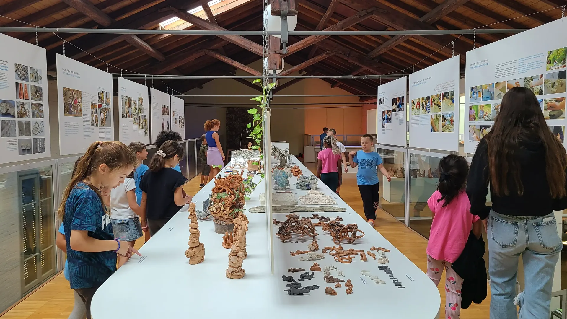 bambini che visitano il centro internazionale Loris Malaguzzi 