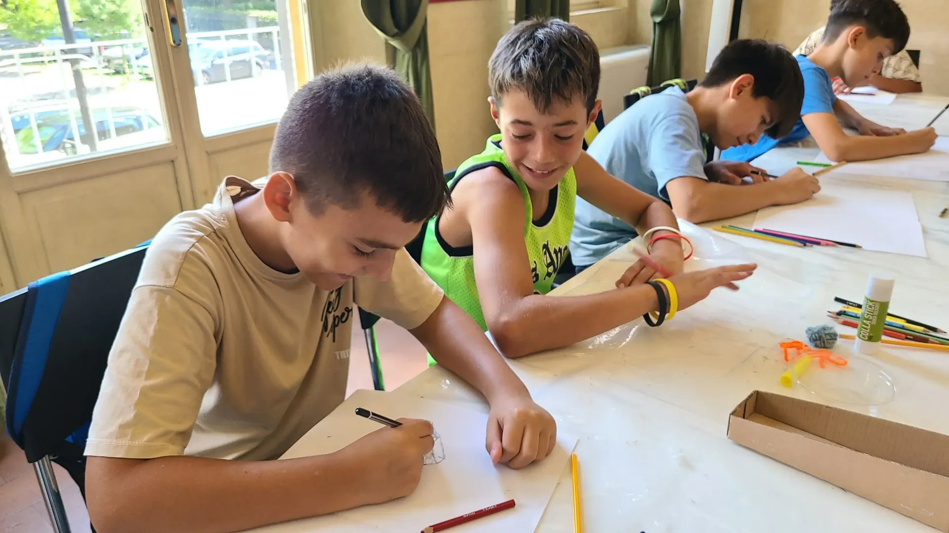 bambini che disegnano in biblioteca