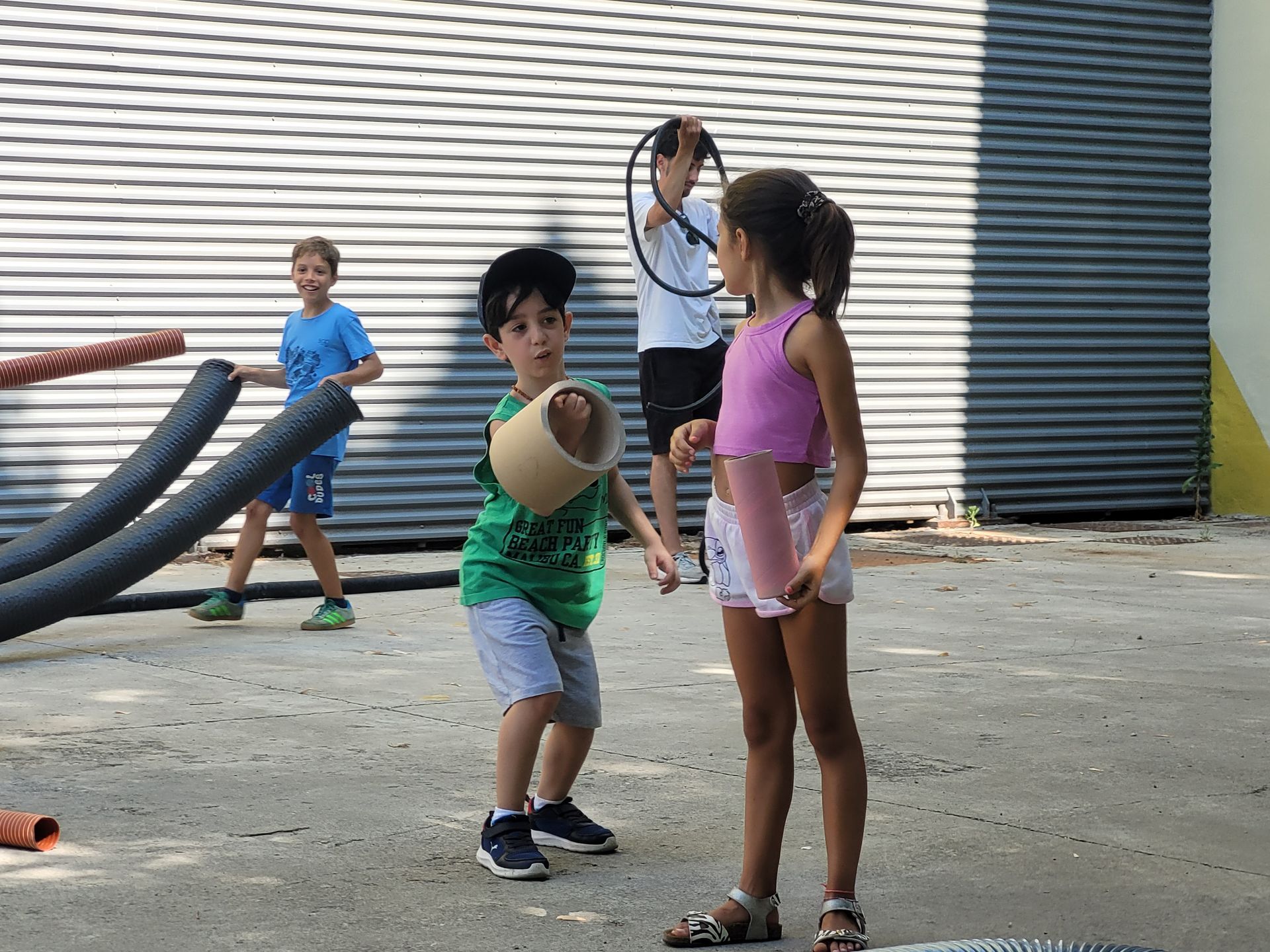 Bambini e bambine che giocano con i tubi