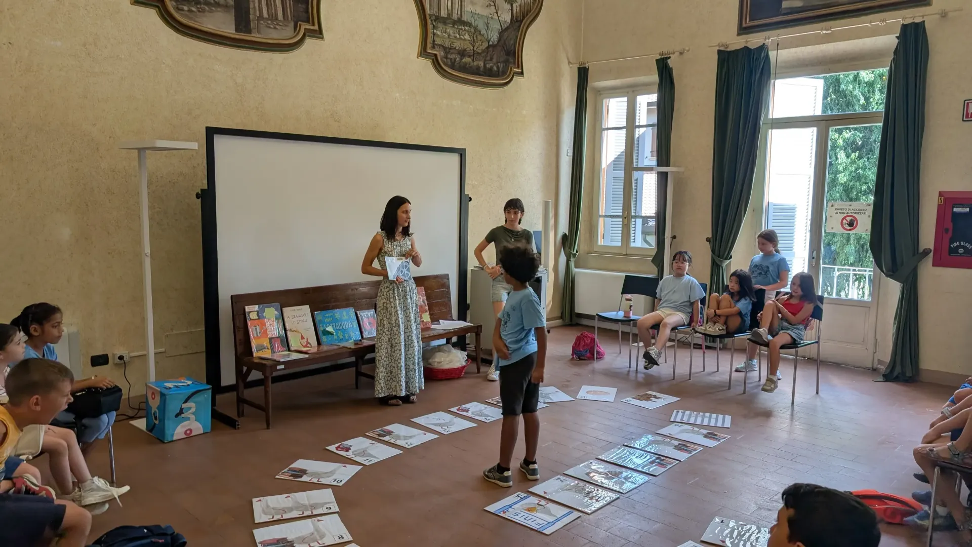 bambini e bambine che svolgono attività in biblioteca