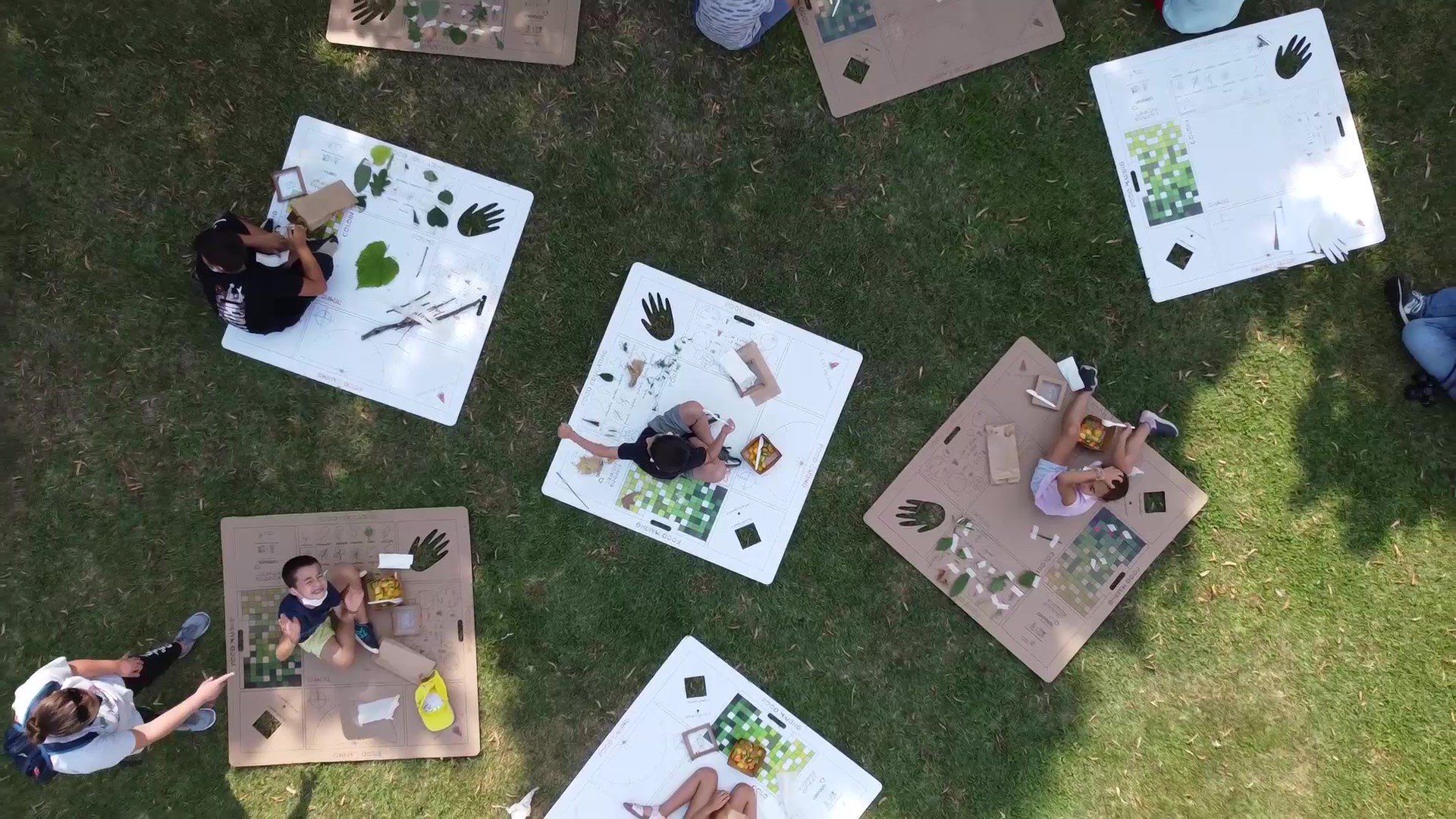 bambini e bambine che svolgono attività all'aperto