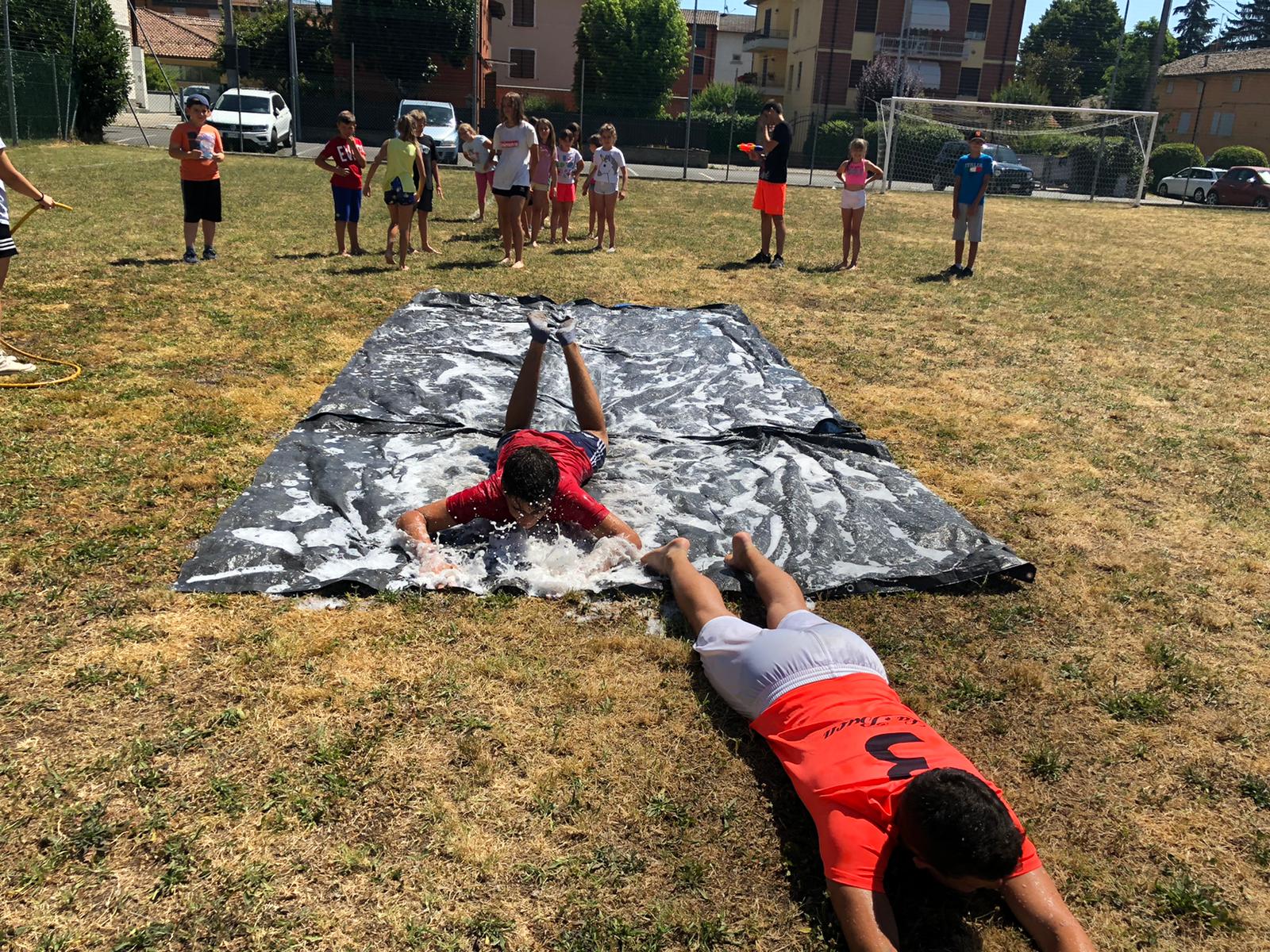 bambini e bambine che giocano durante il centro estivo 