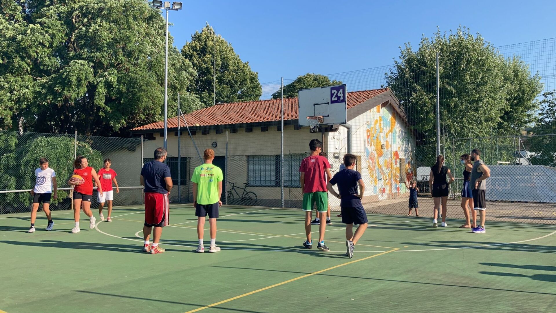ragazzi e ragazze che giocano nel campetto 