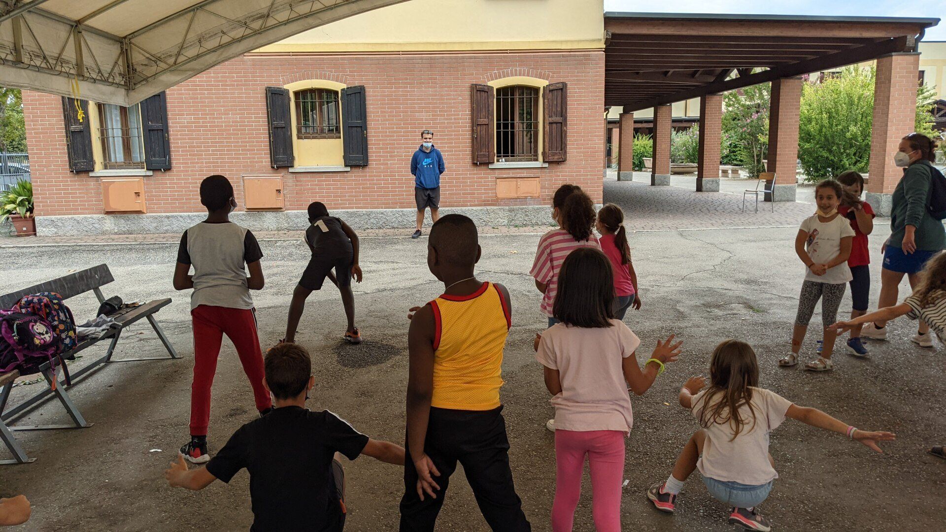 bambini e bambine durante un'attività al campo estivo 