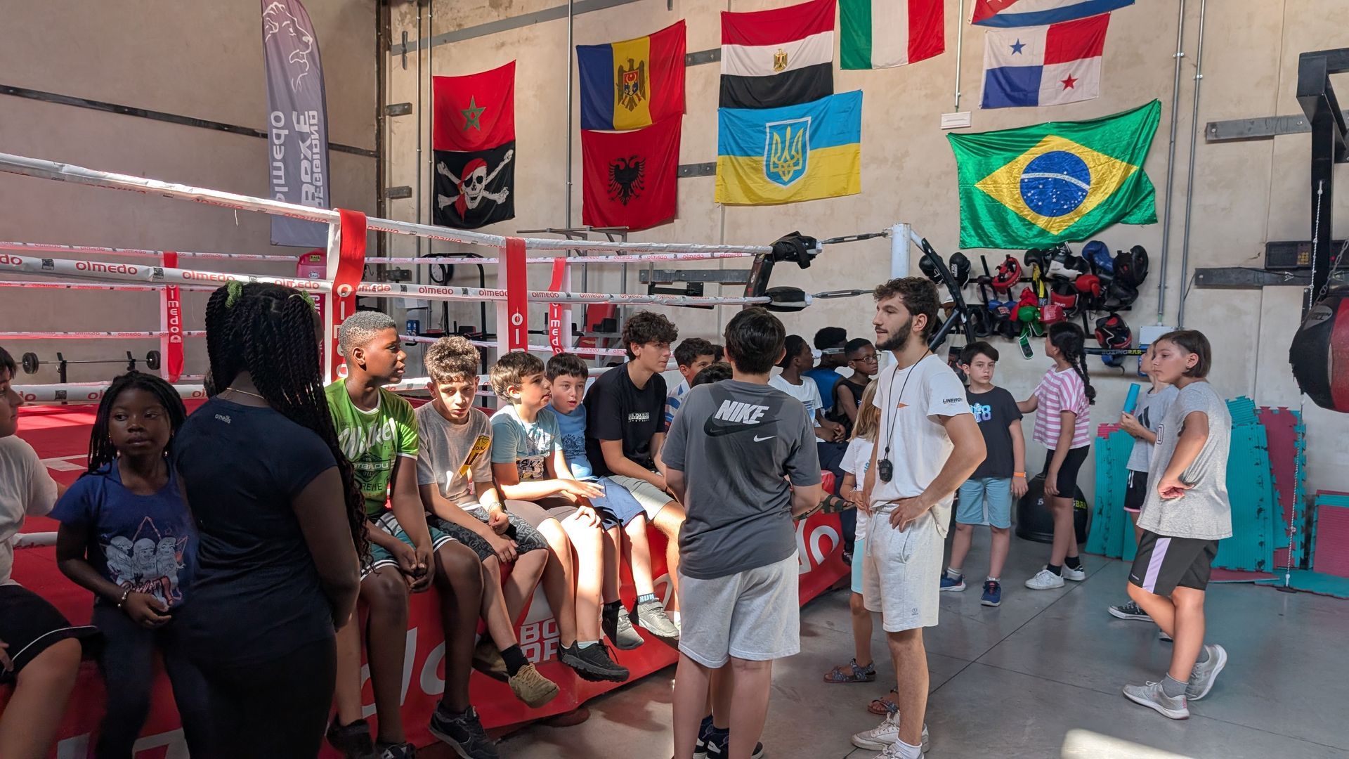 Bambini e bambine che seguono una lezione di boxe 