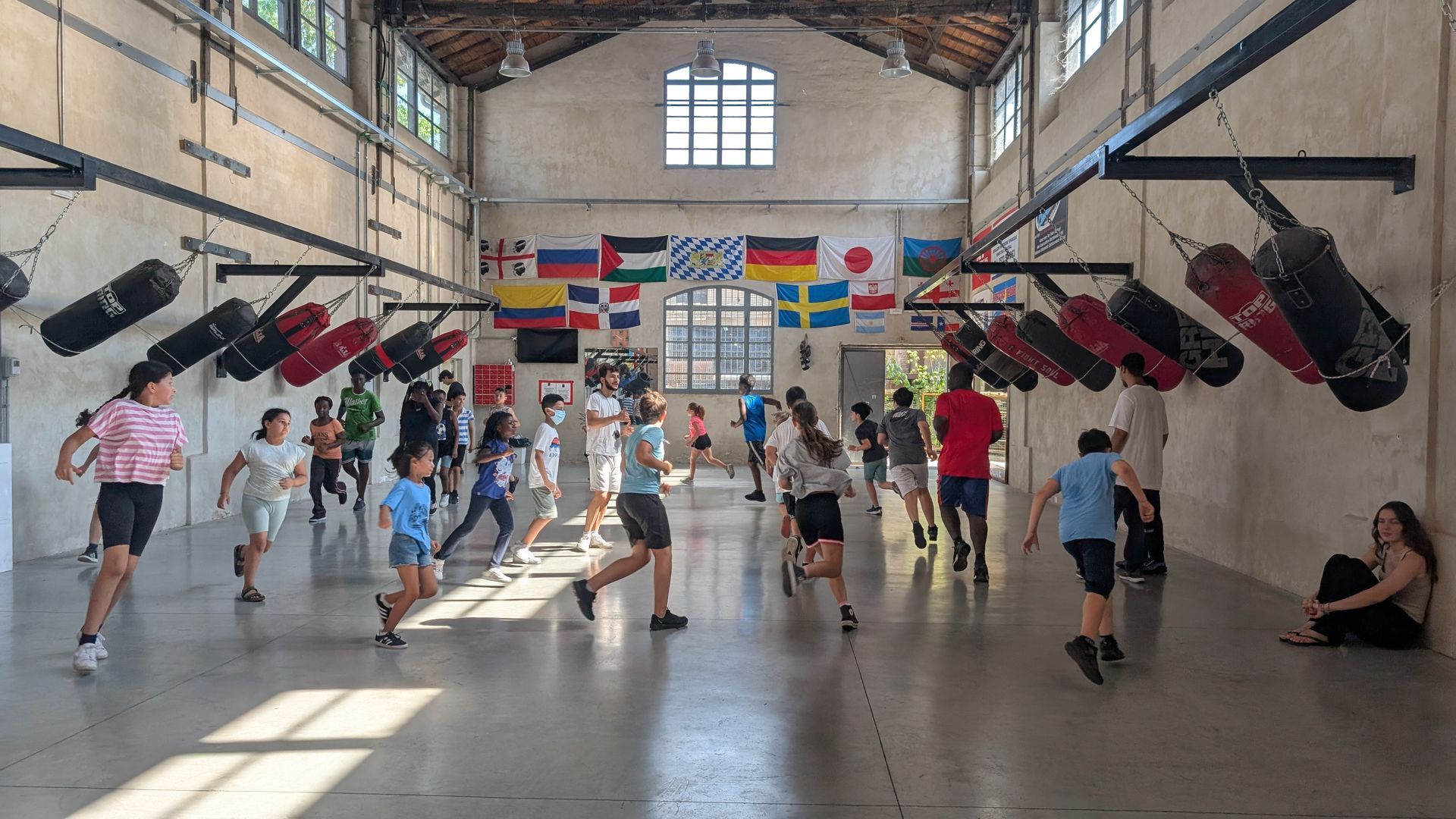 Bambini e bambine che seguono una lezione di boxe 