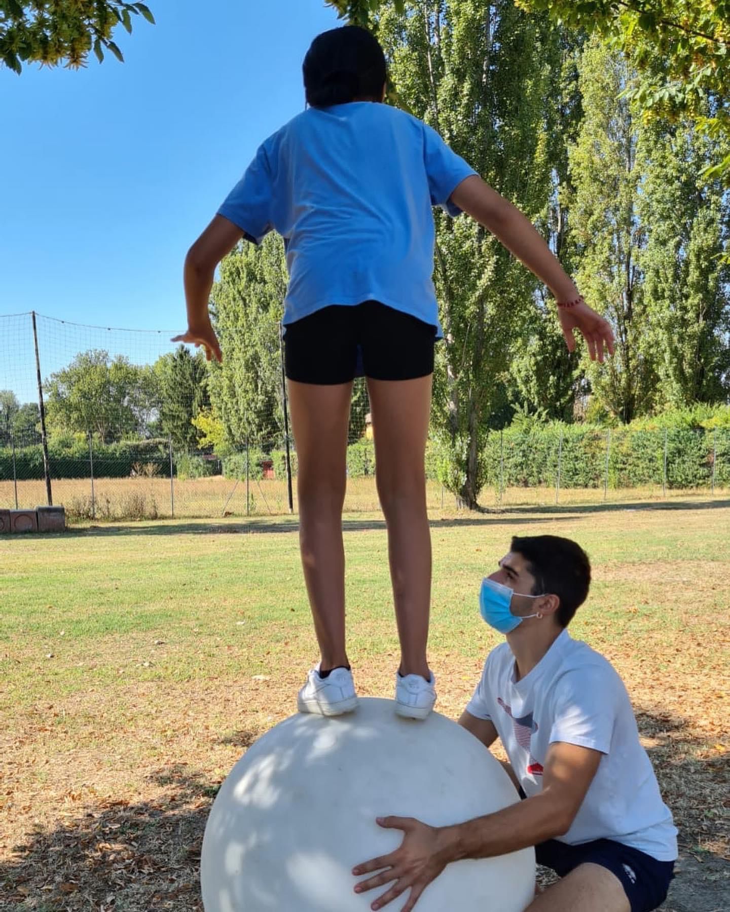 ragazzo e ragazza che svolgono attività al campetto