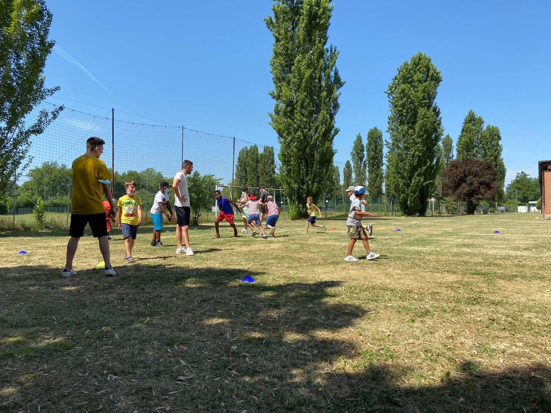 bambini e bambine che giocano al campetto
