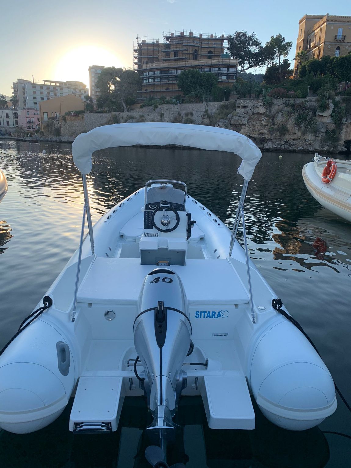 Gommone con copertura