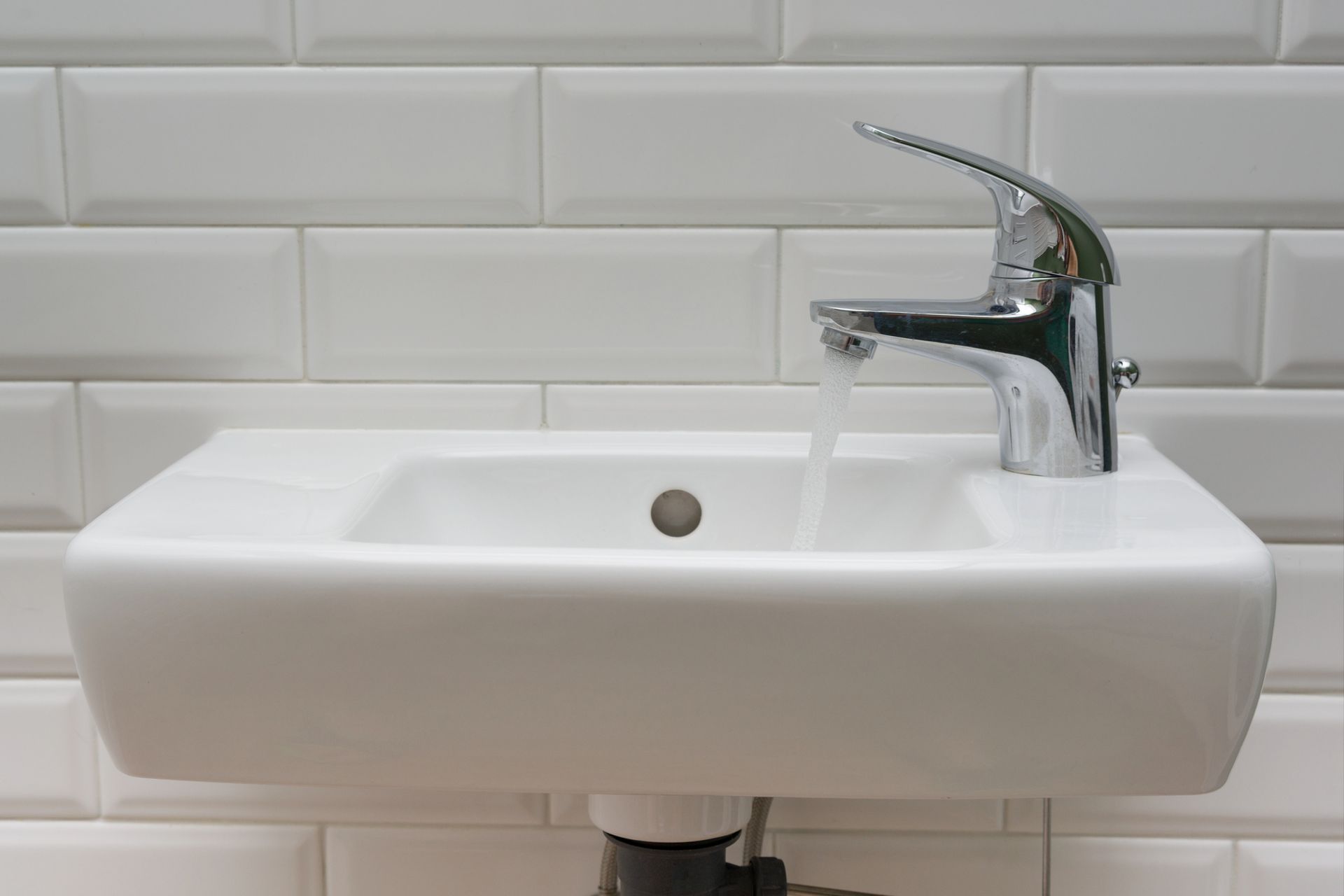 Un lavabo de baño con agua corriendo del grifo.