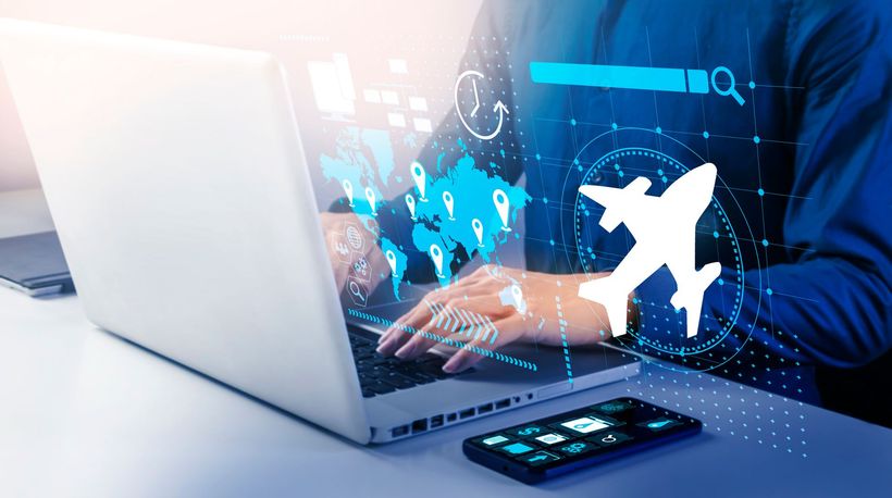 Persona che utilizza un computer portatile, con sovrapposizione di elementi grafici relativi al viaggio, tra cui una mappa e l'icona di un aereo.