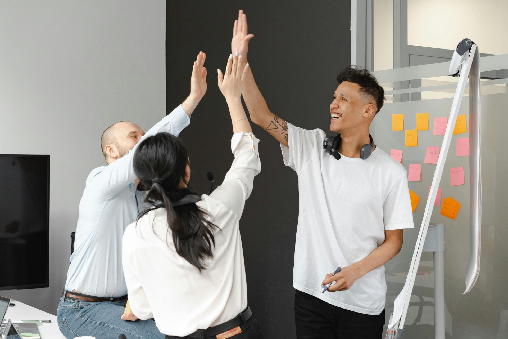 A group of corporate employee fostering a positive workplace.