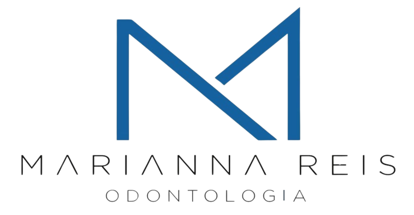 O logotipo da marianna reis odontologia é azul e branco.
