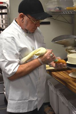 baker filling cannoli