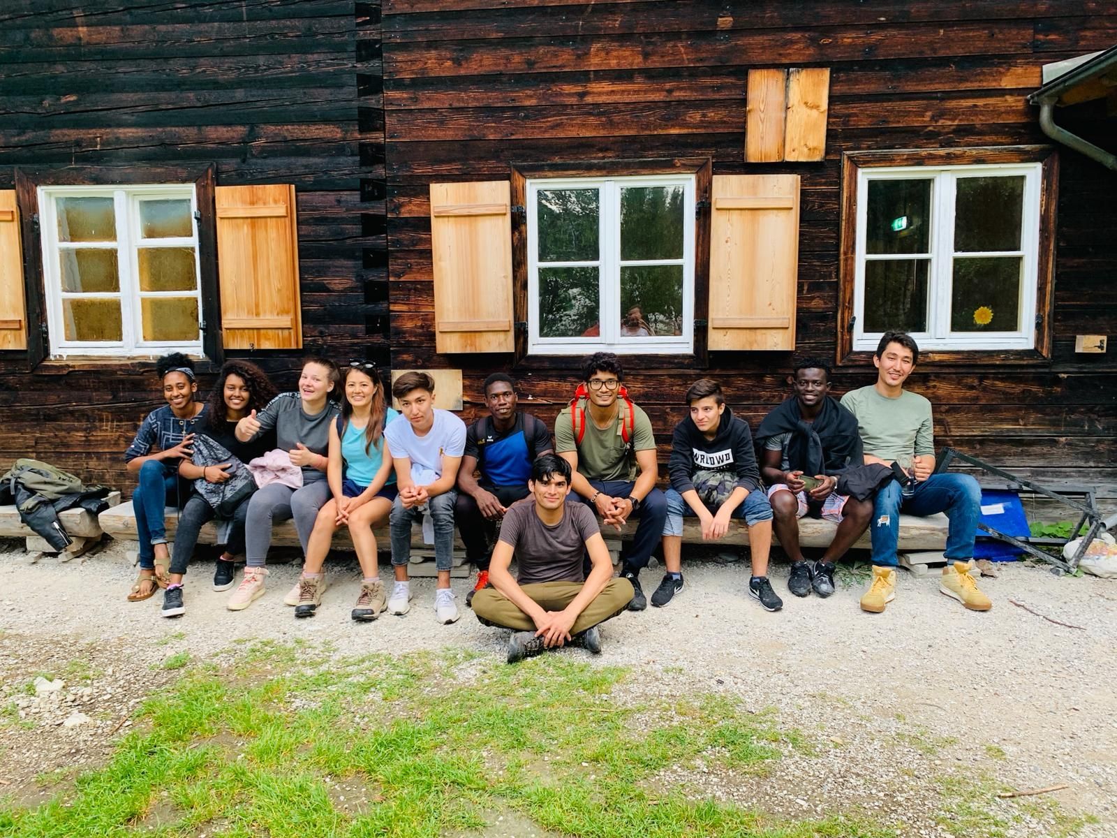 Gruppenfoto vor einer Berghütte