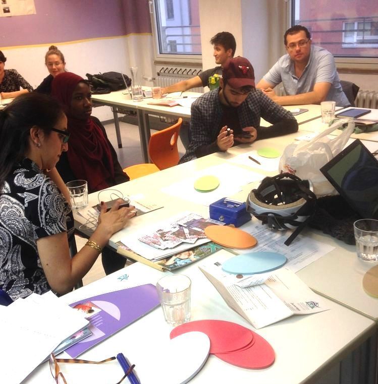 junge Menschen am Tisch arbeitend an Texten für Post-its