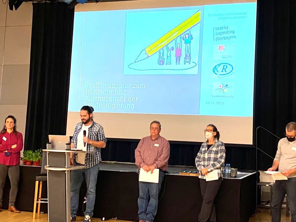 Podiumsteilnehmer auf dem Podium bei der Eröffnung Fachforum