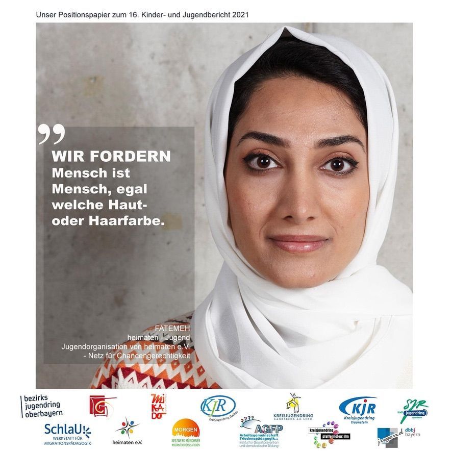 Porträt junger Frau mit Hijab. Text:WIR FORDERN Mensch ist Mensch, egal welche Haut oder Haarfarbe .