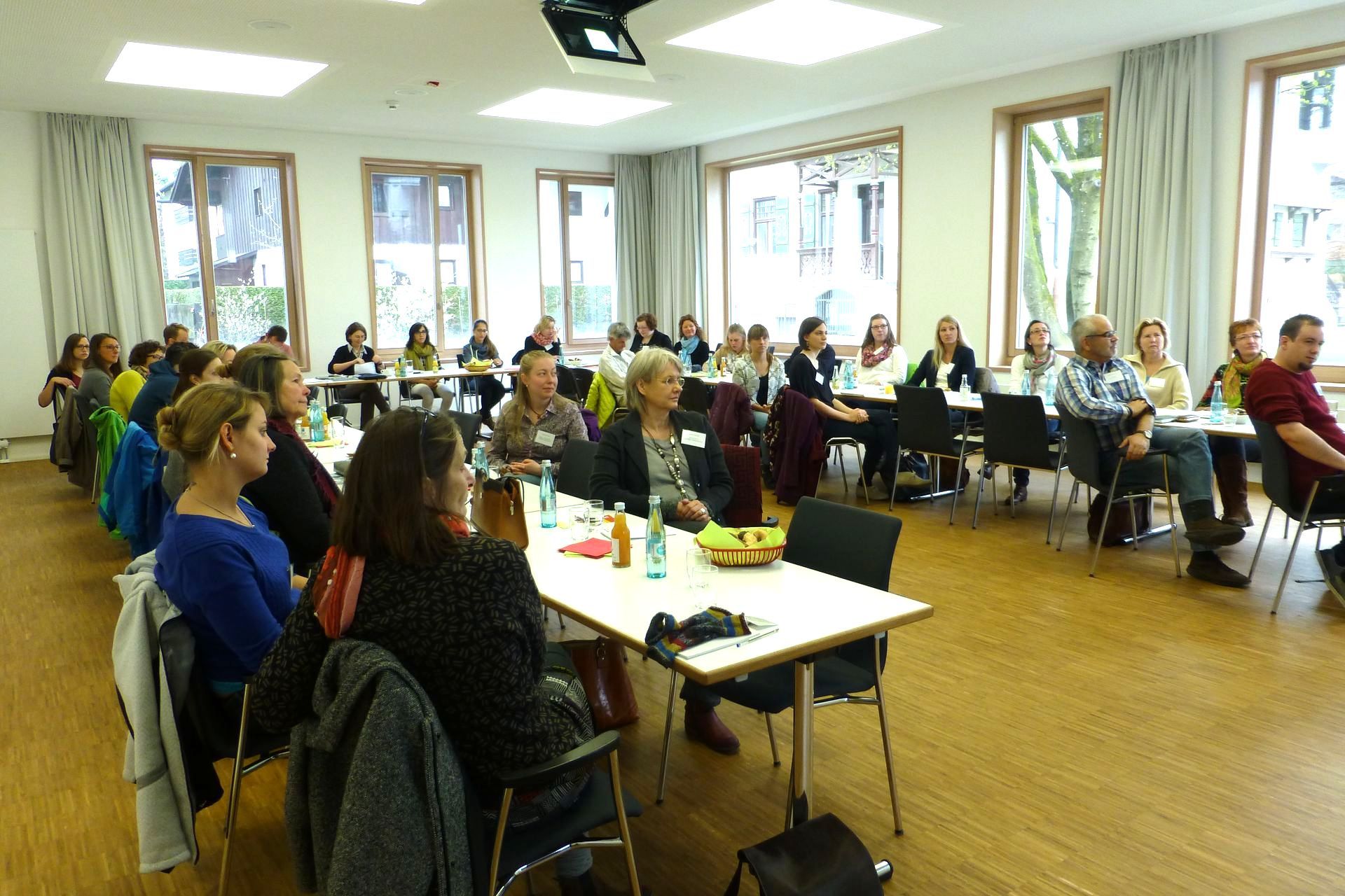 grosse Runde, Tisch in U-Form mit Blick zur Tafel