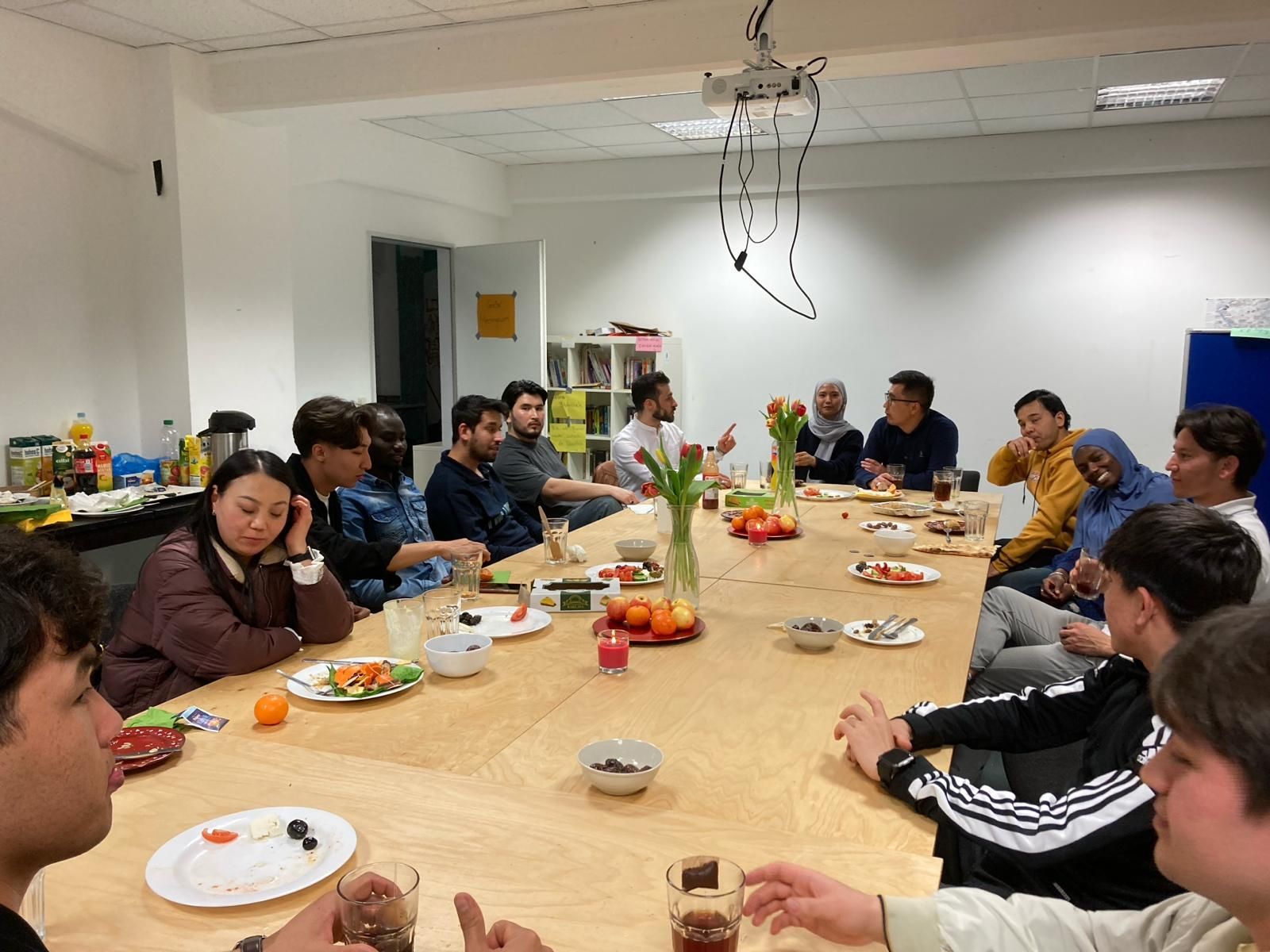 Alle sitzen um den Tisch und essen