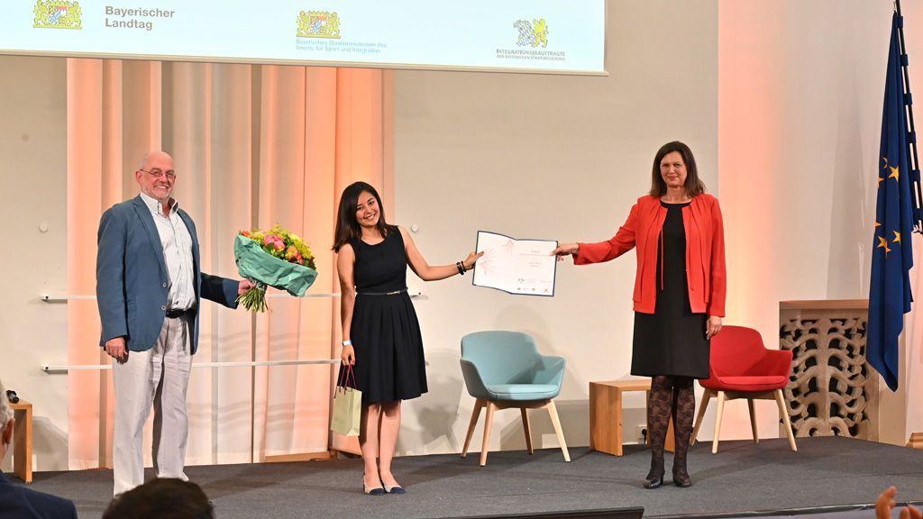 Übergabe des Bayrischen Integrationspreis - Sonderpreis an Zahra