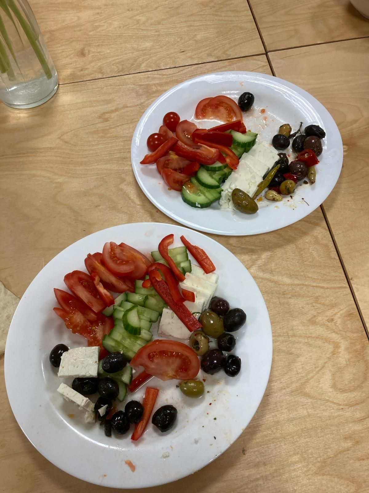 Teller mit Essen am Buffet
