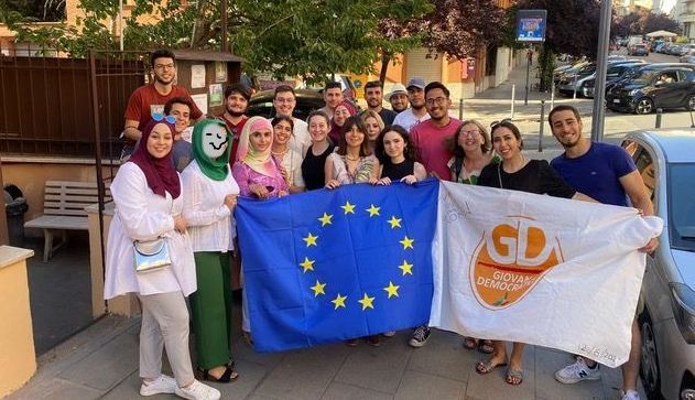 Gruppenfoto junge Menschen mit Europafahne und Fahne der italienischen Gruppe
